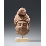 Kopf eines bodhisattva. Rosafarbener Sandstein. Nord-Indien, Kuschan-Reich, Mathura. Ca. 2. Jh.