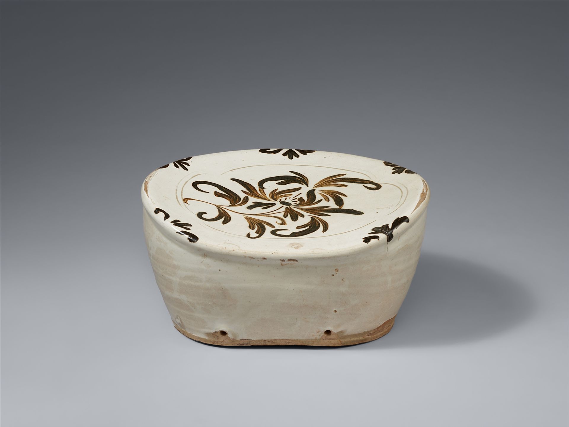 A Cizhou floral pilow. Northern Song/Jin dynasty, 12th/13th century