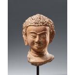 Kopf eines Buddha. Terracotta. Thailand. Haripunjaya-Stil. 13. Jh.