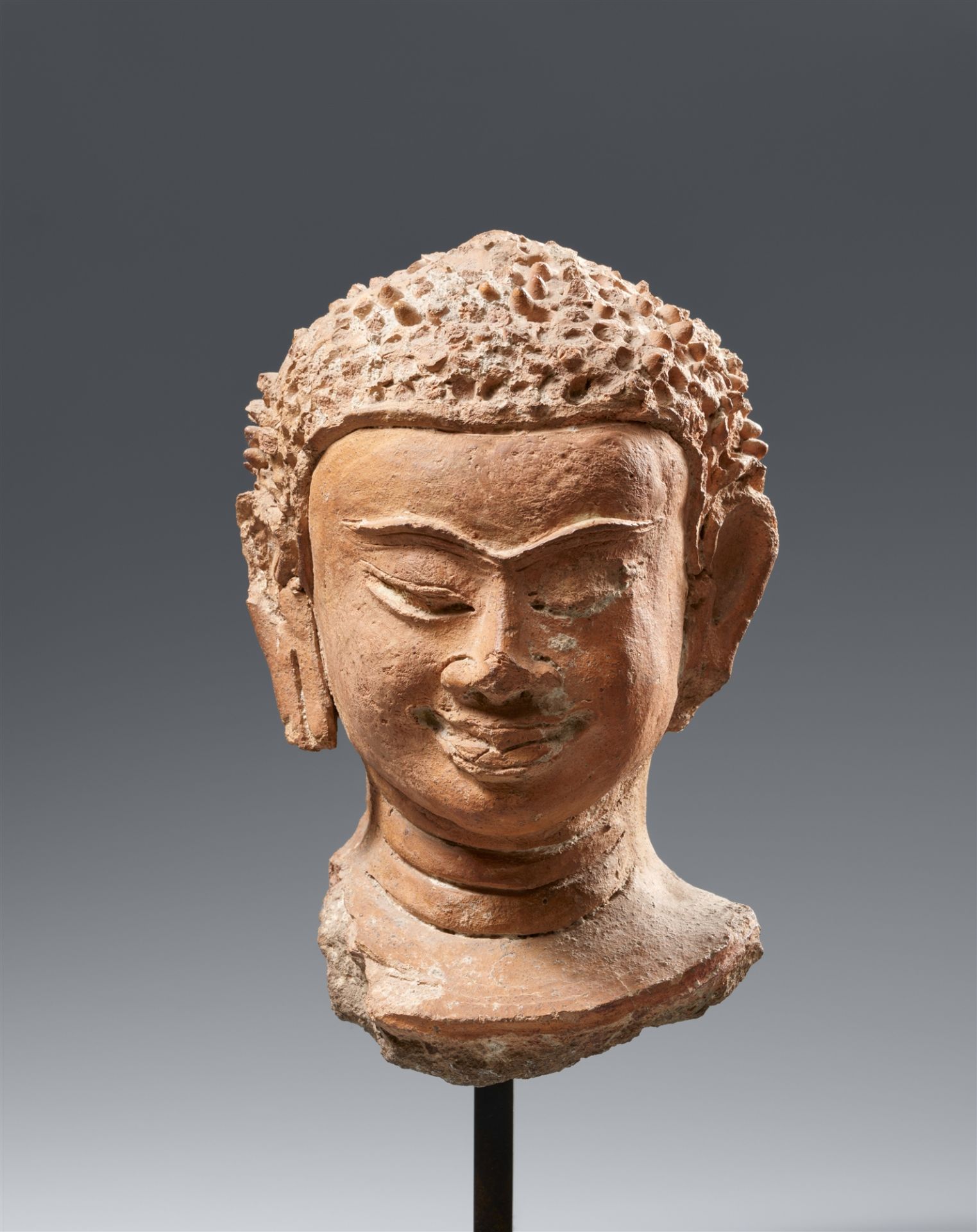 Kopf eines Buddha. Terracotta. Thailand. Haripunjaya-Stil. 13. Jh.