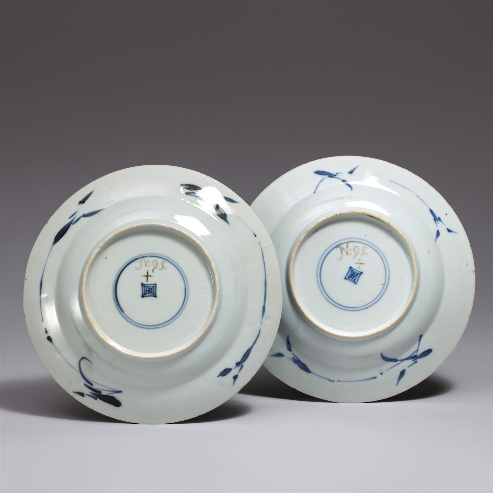 A pair of small polychrome 'Johanneum' plates. Kangxi period, around 1700 - Image 2 of 2