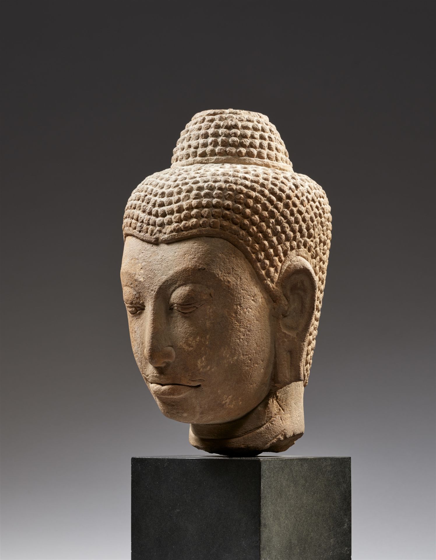 Kopf eines Buddha. Sandstein. Thailand, Ayutthaya. 15./16. Jh. - Bild 2 aus 3