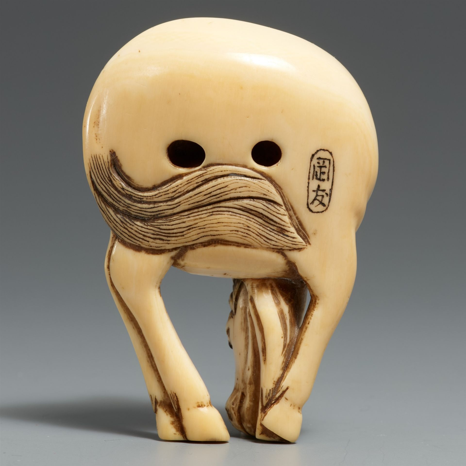 A large ivory netsuke of a grazing horse. Late 18th century - Image 2 of 4