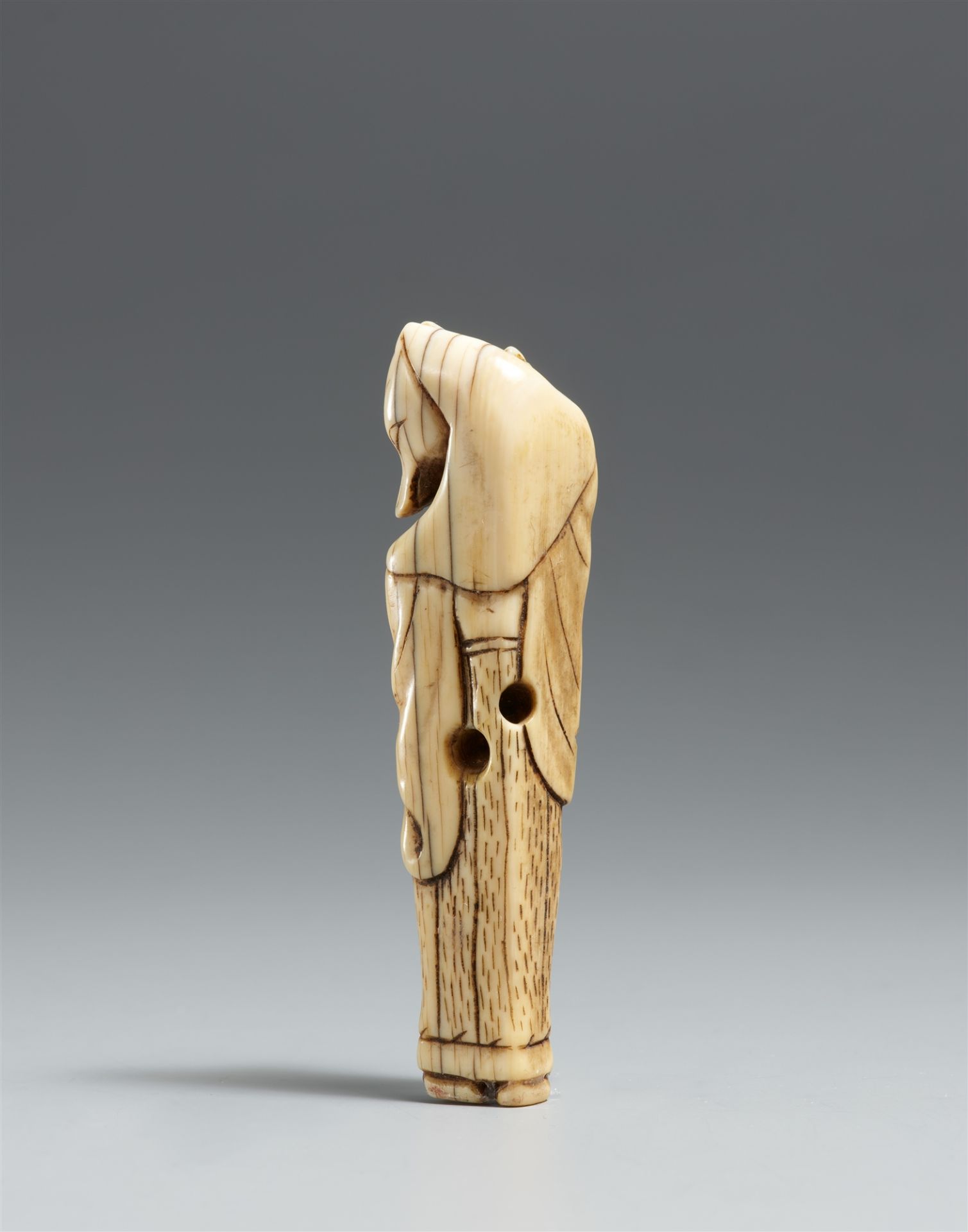 An ivory netsuke of a fox as Hyakuzôsu. Late 18th century - Image 2 of 3