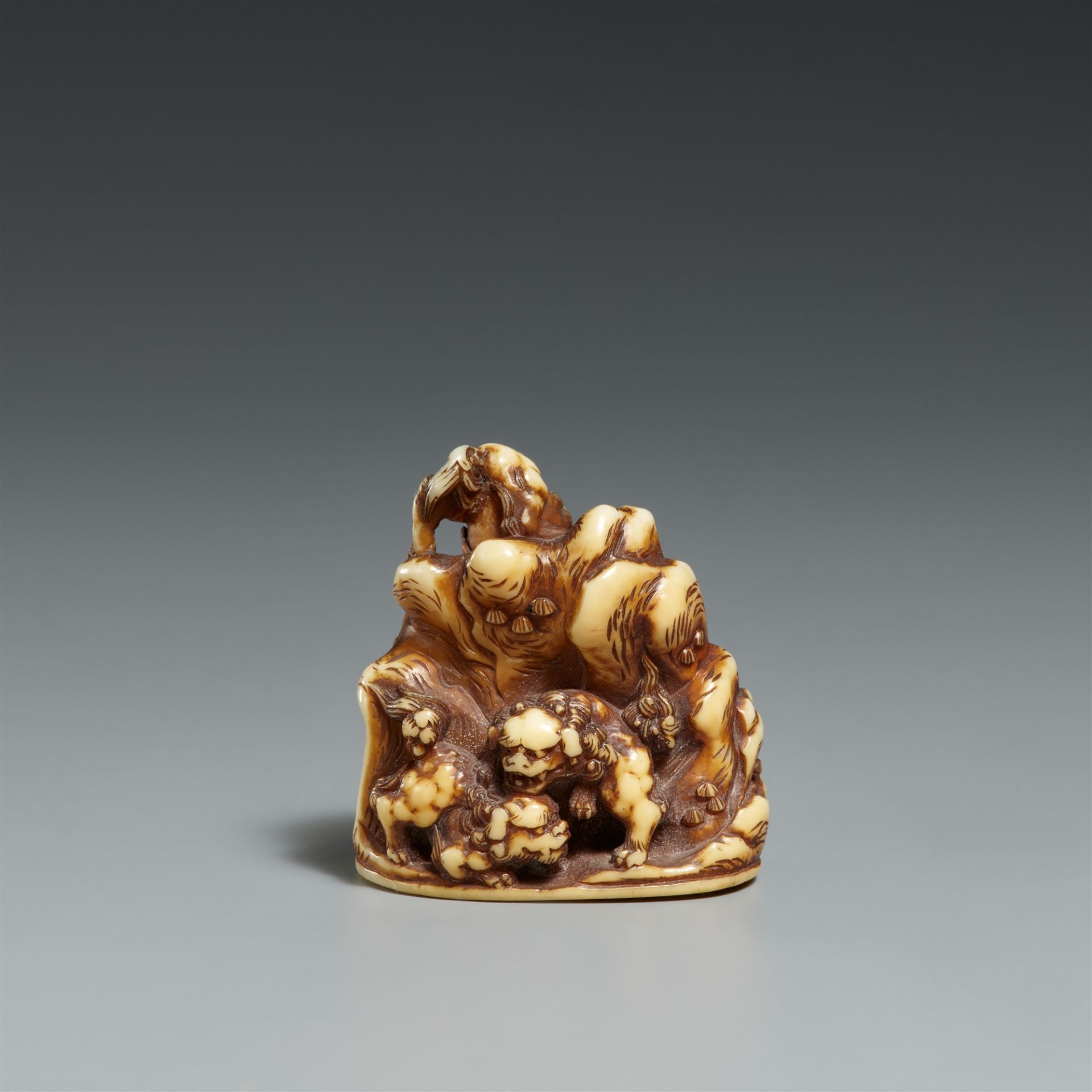 A stained ivory netsuke of five shishi. Mid-19th century - Image 2 of 3