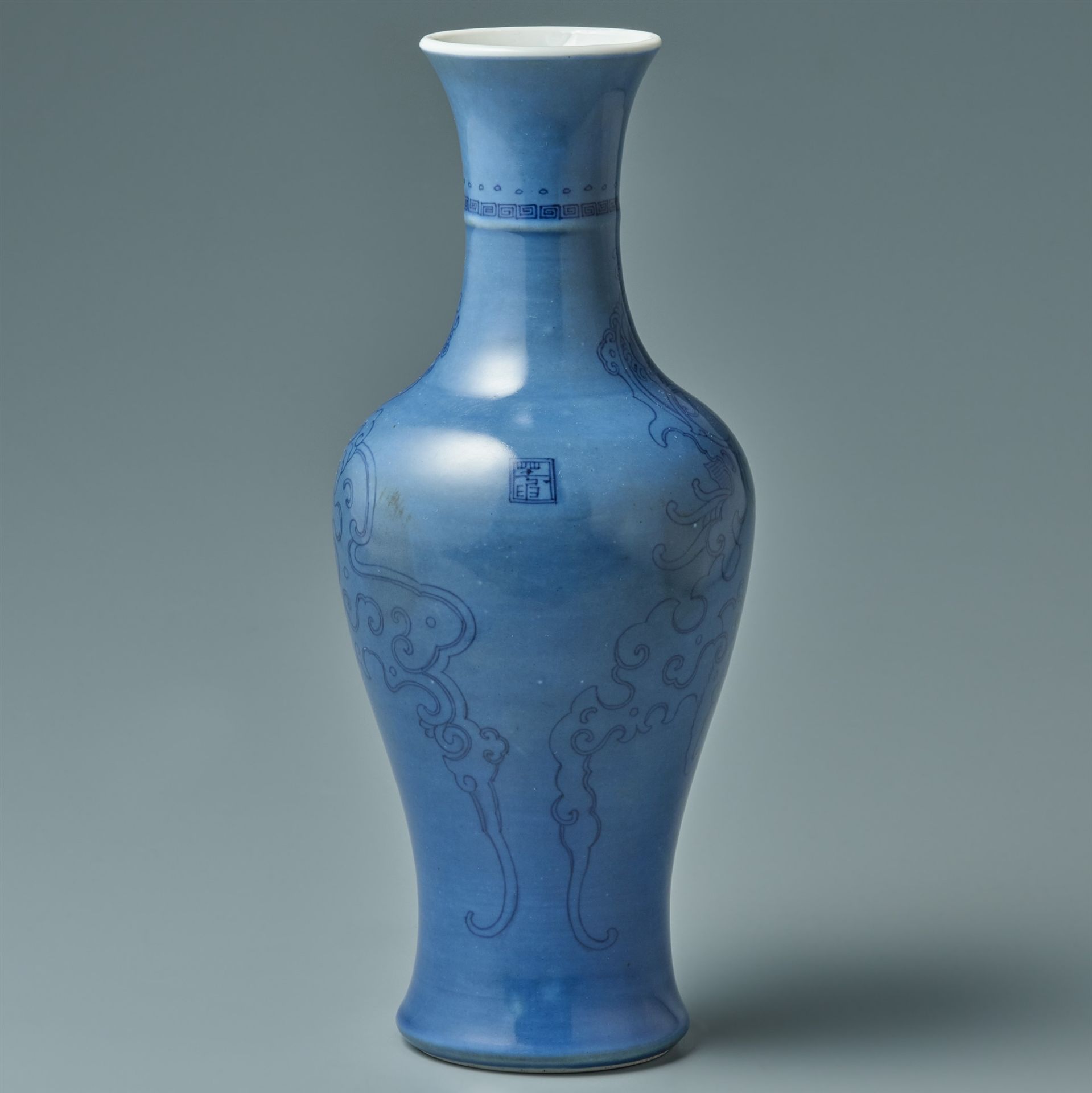 A blue-glazed phoenix vase. Kangxi period (1662-1722) - Image 2 of 2