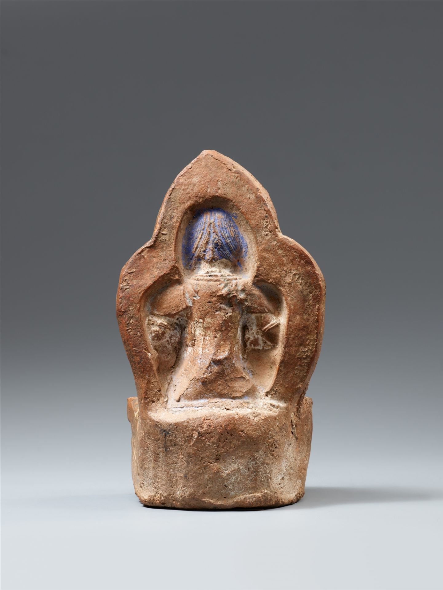 Stele des Shadakshari Lokeshvara. Terracotta mit Farbresten. Nepal, 16. Jh. oder später - Bild 2 aus 2