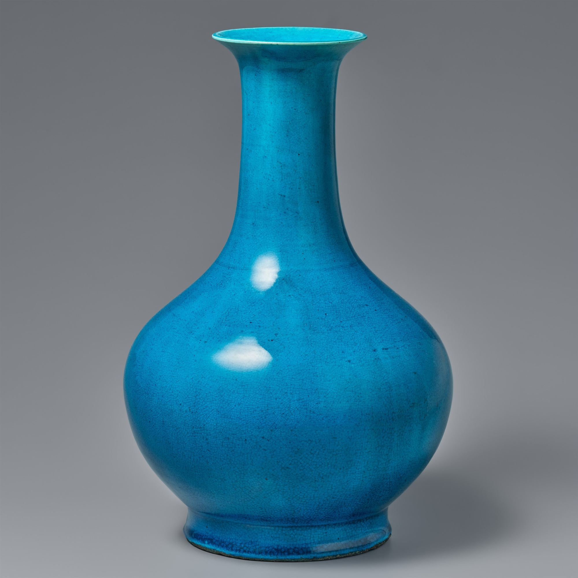 A turquoise-glazed bottle vase. Qing dynasty 18th century