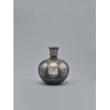 Bidri-huqqa-Flasche. Geschwärzte Zinklegierung mit Silbereinlagen. Indien, Dekkan, Bidar. 18./19. Jh