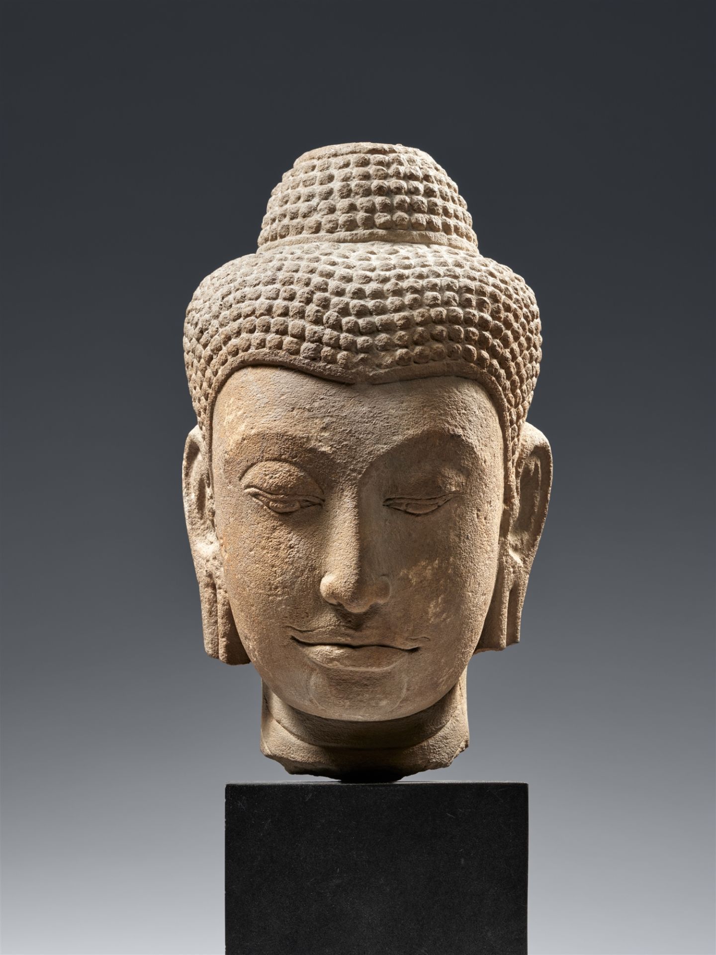 Kopf eines Buddha. Sandstein. Thailand, Ayutthaya. 15./16. Jh.
