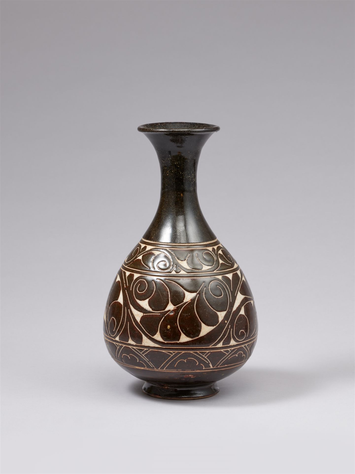 A brown-black glazed Cizhou bottle. Jin/Yuan dynasty, 13th century - Image 2 of 2