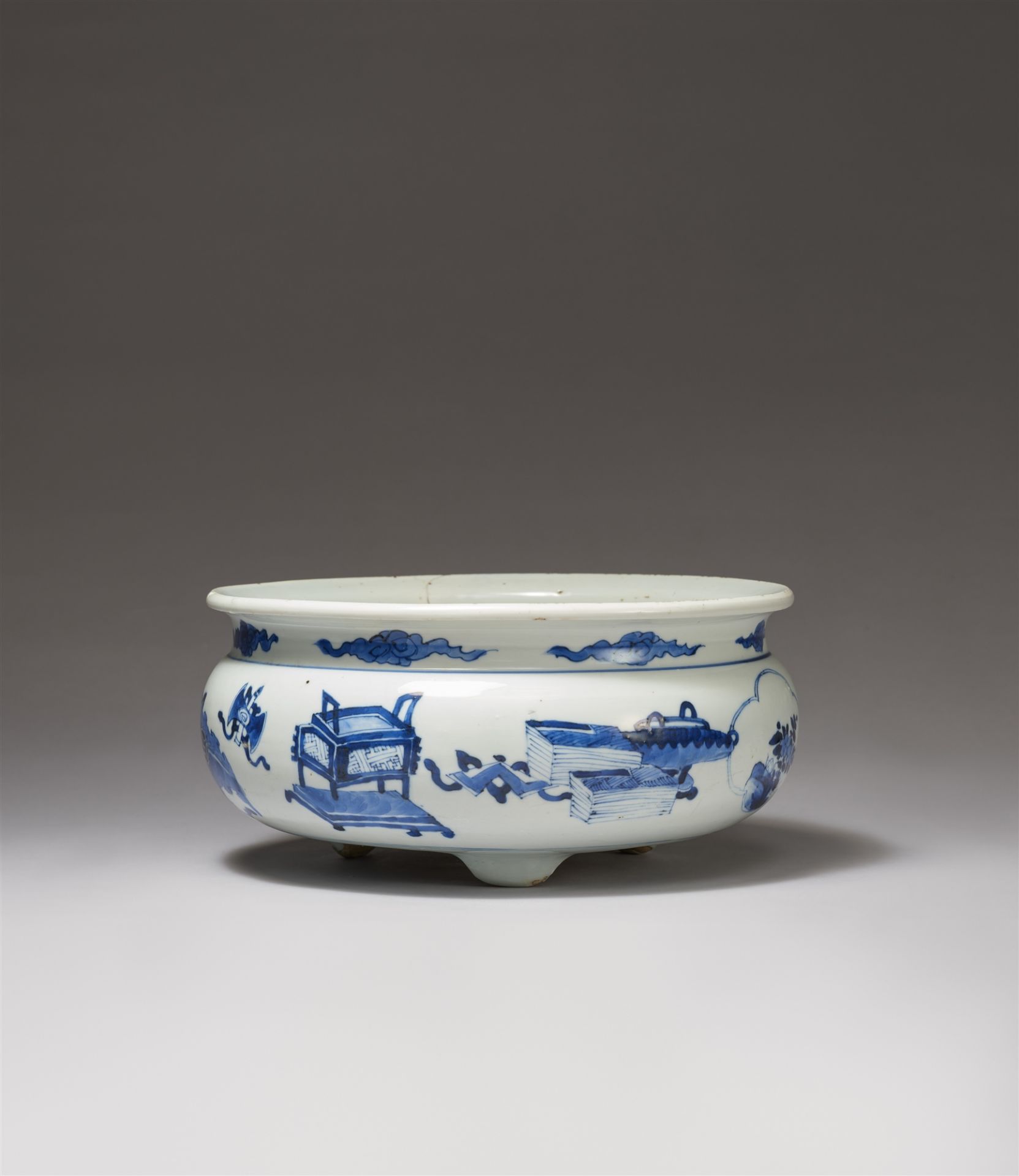 A blue and white tripod incense burner. Kangxi period (1662-1722) - Image 3 of 3