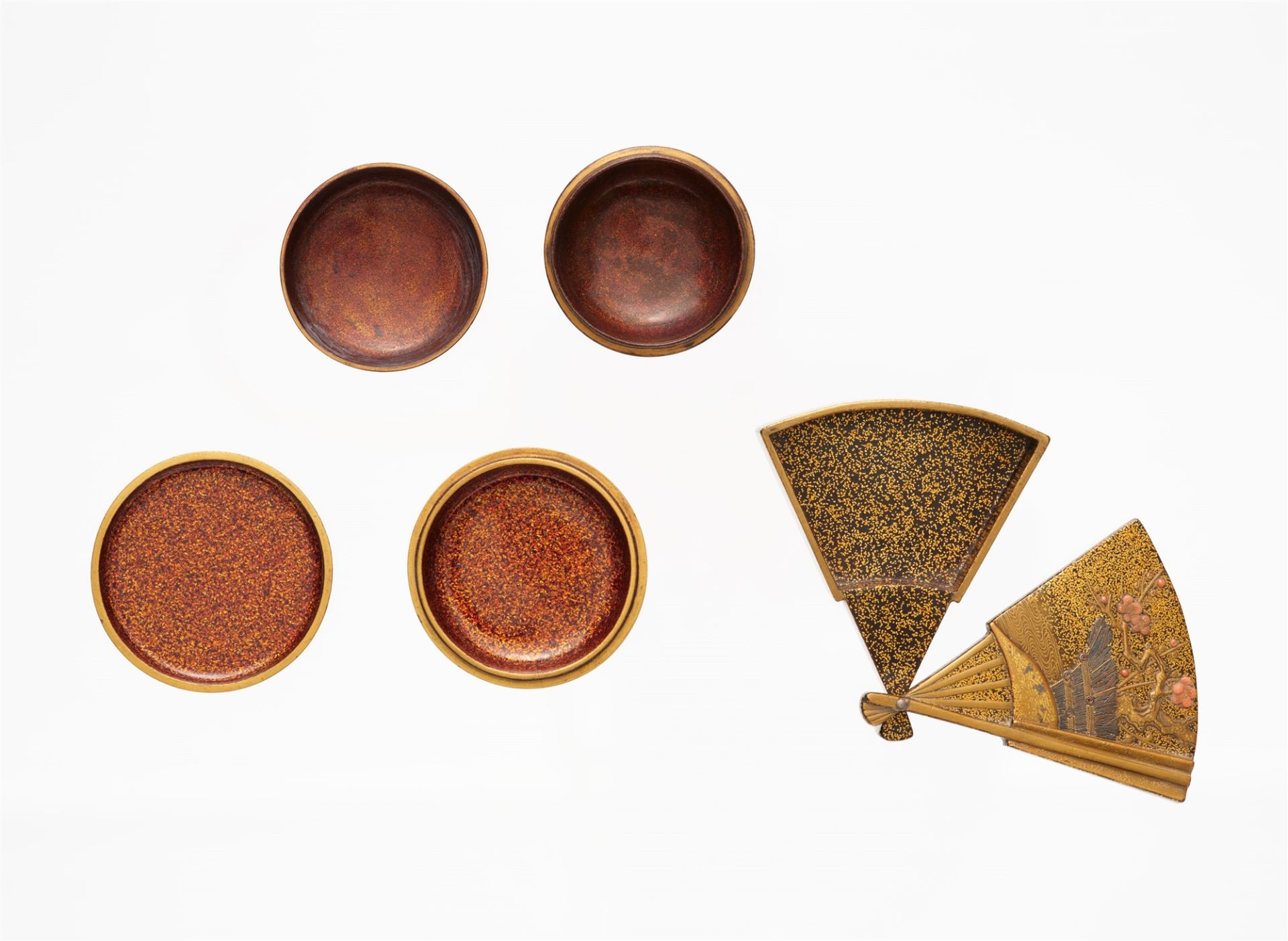 Three very small lidded gold lacquer boxes for incense (kôgô). Edo period - Image 2 of 2