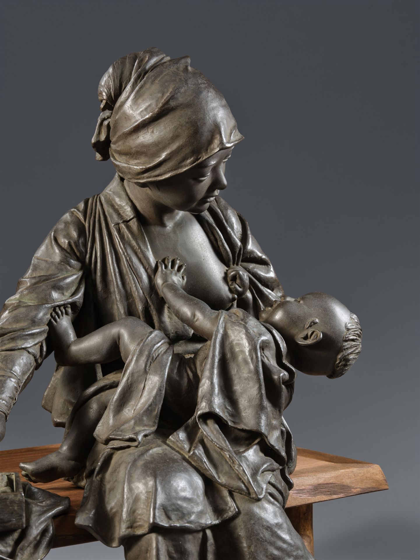 An Udagawa Kazuo cast bronze figure of a young mother with her child, seated on a wooden bench. Toky - Image 4 of 4