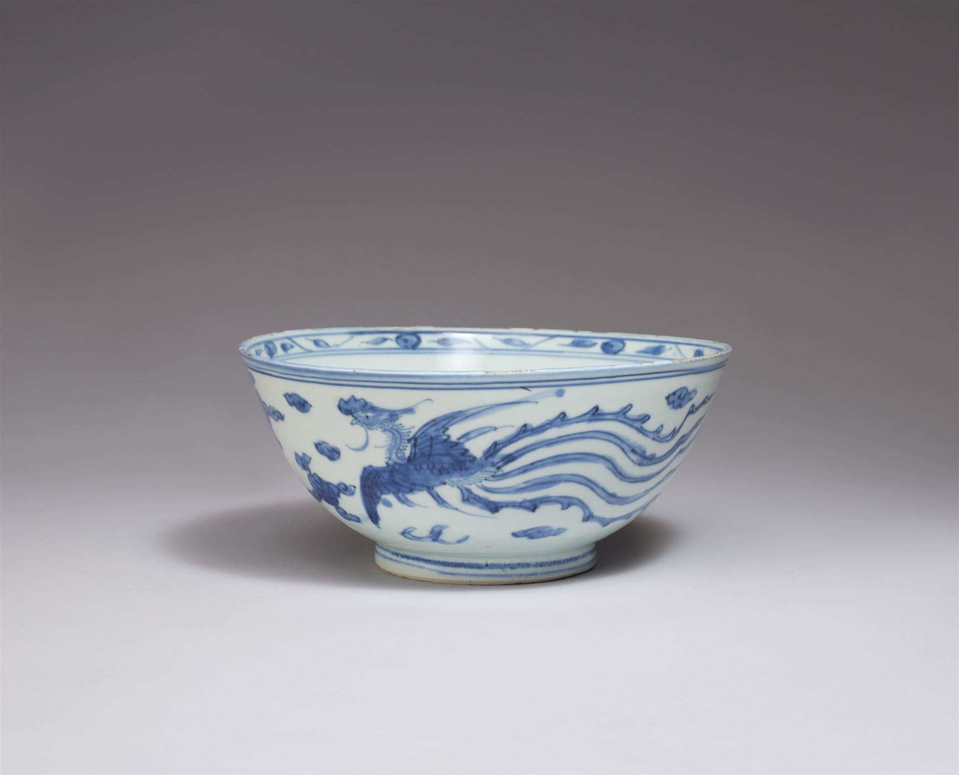 A blue and white bowl with dragon and phoenix. Late Ming dynasty, 17th century - Image 2 of 2