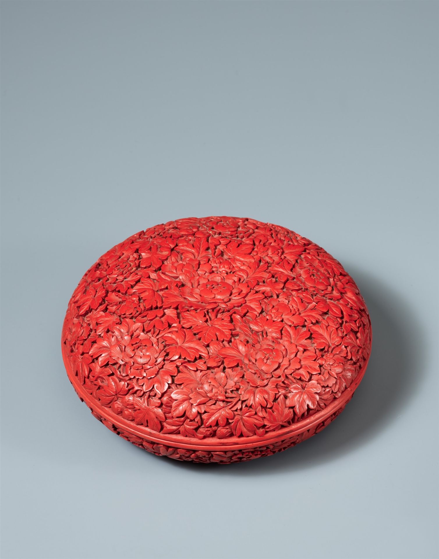 A round carved red lacquer box. 18th century - Image 2 of 3