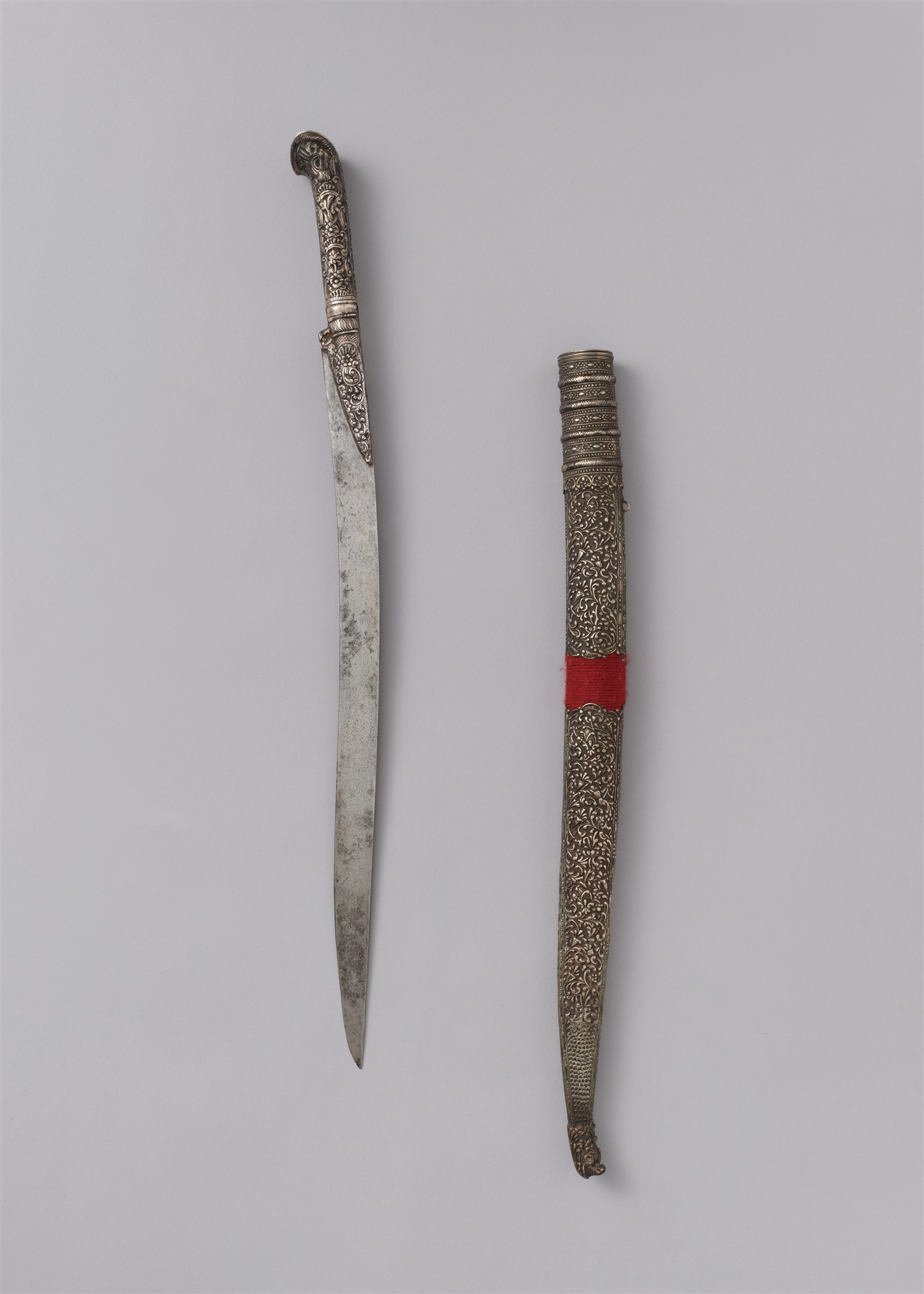 An Ottoman silver-mounted yatagan with scabbard. 19th century - Image 2 of 2