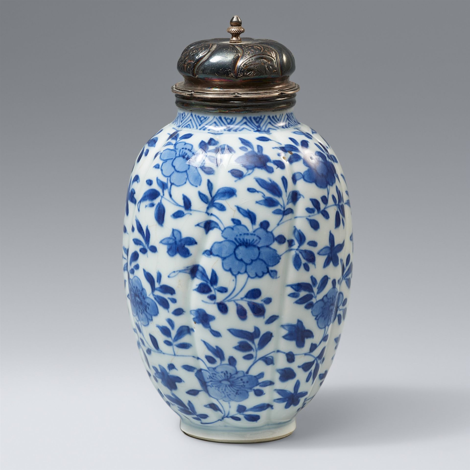 A blue and white tea caddy with silver lid. Kangxi period (1662-1722)