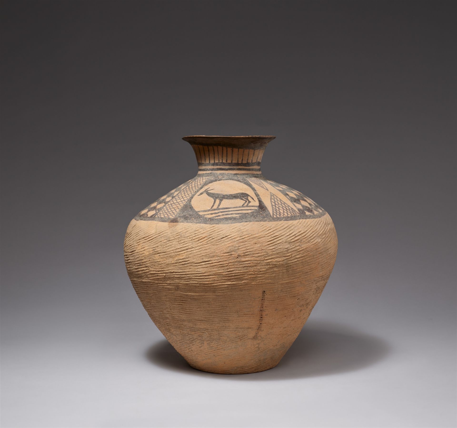 Neolithische Urne. Möglicherweise Majiayao-Kultur, ca. 2000 v.Chr. - Bild 2 aus 3