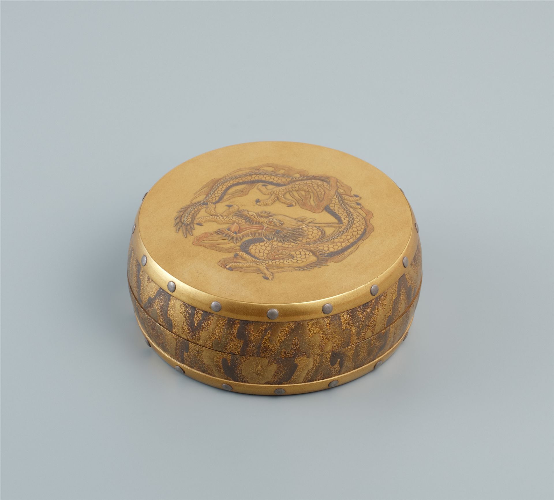 A round gold lacquer box. 19th century - Image 2 of 2