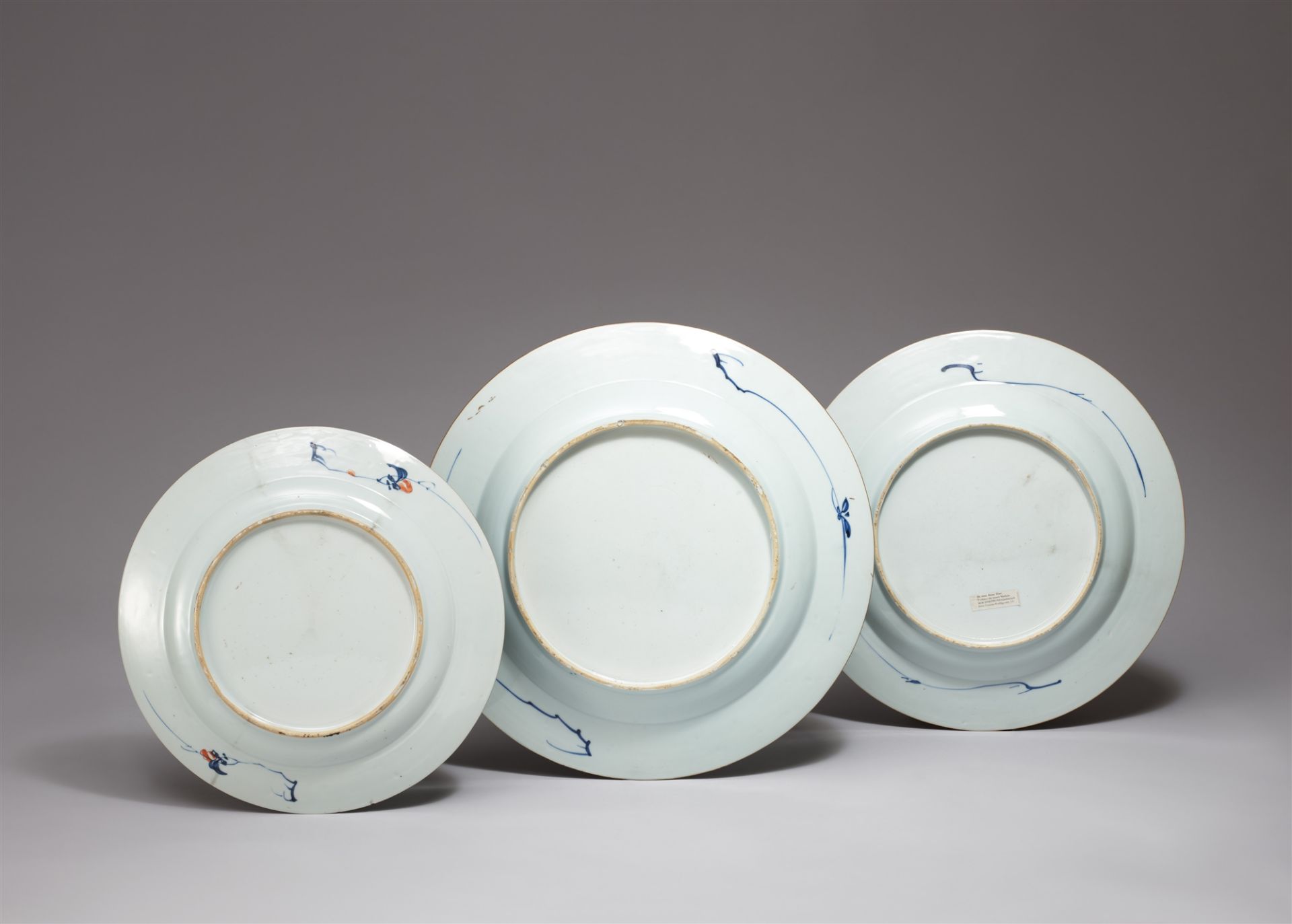 A group of three large Imari export plates. Kangxi/Yongzheng period (1720-1730) - Image 2 of 2