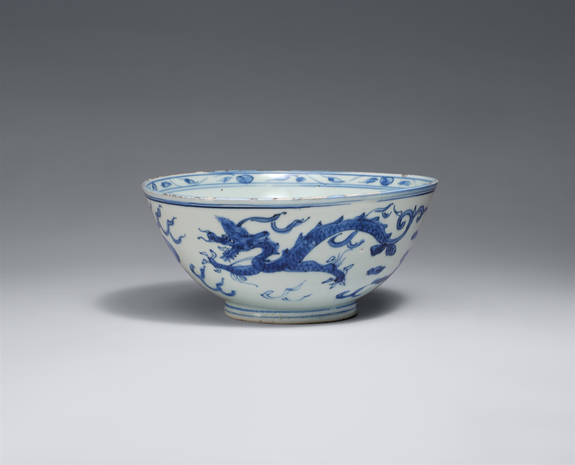 A blue and white bowl with dragon and phoenix. Late Ming dynasty, 17th century