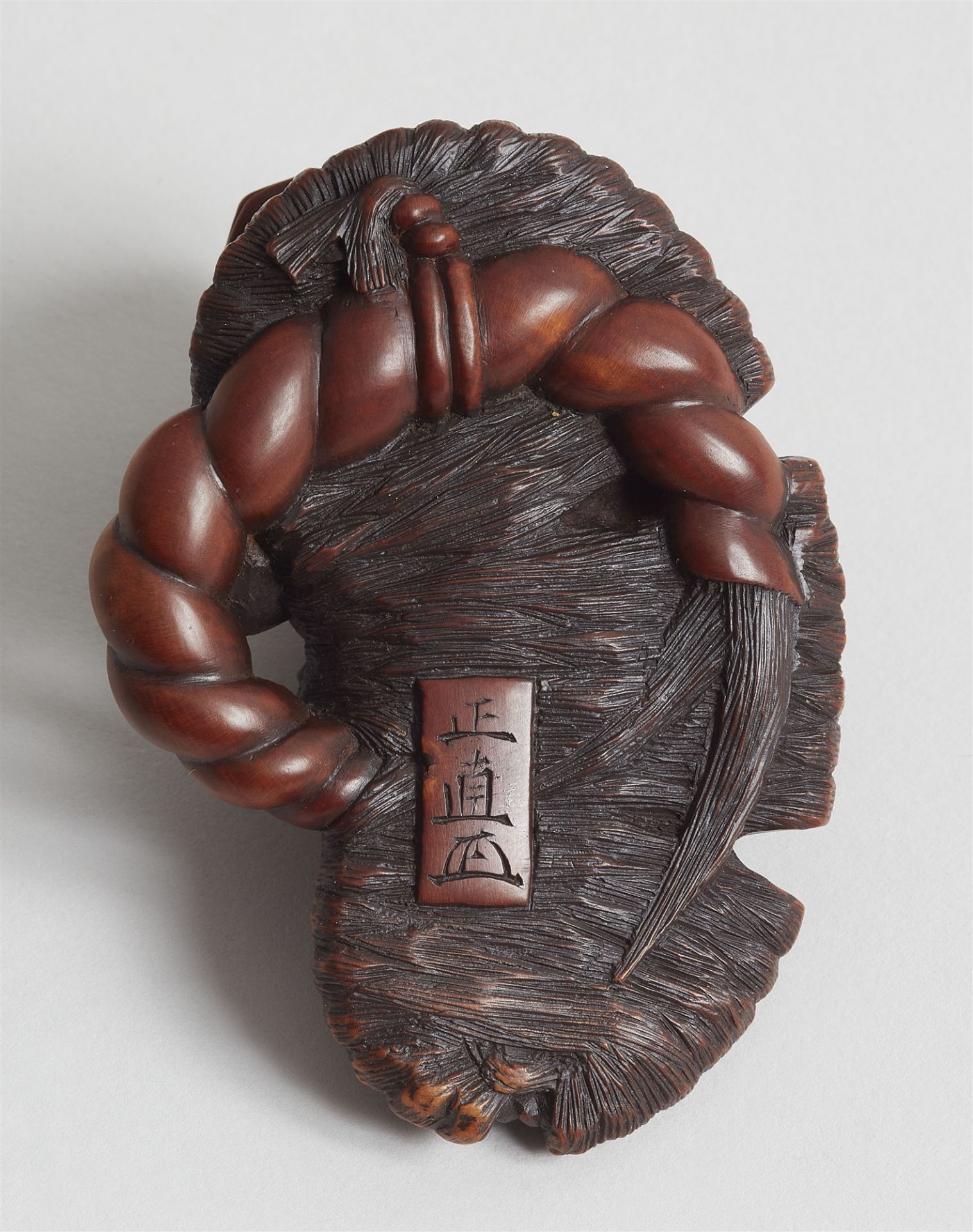 A large boxwood okimono-type netsuke of a toad on a straw sandal. Ise, late 19th century - Image 3 of 4