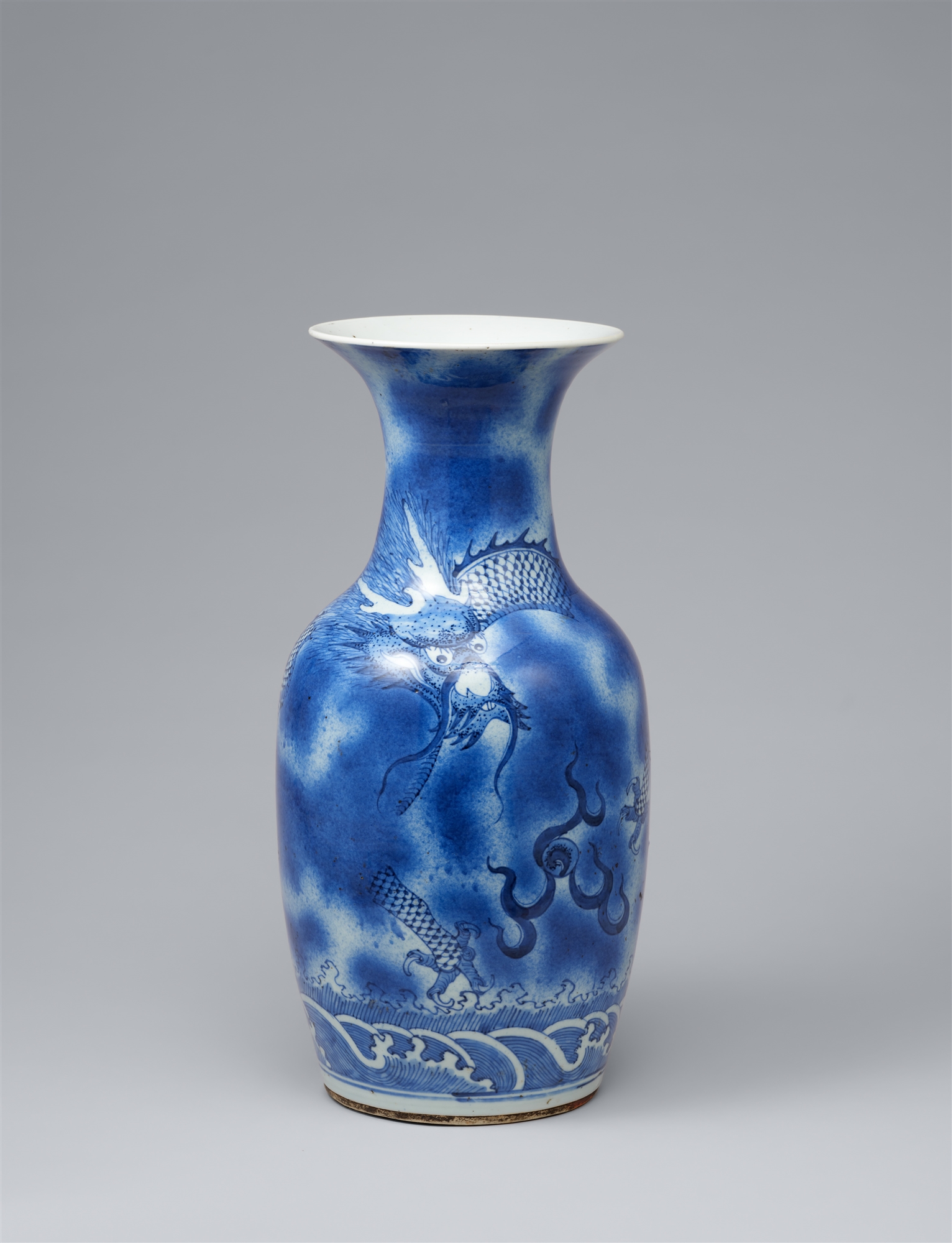 A blue and white dragon vase. Qing dynasty, 19th century