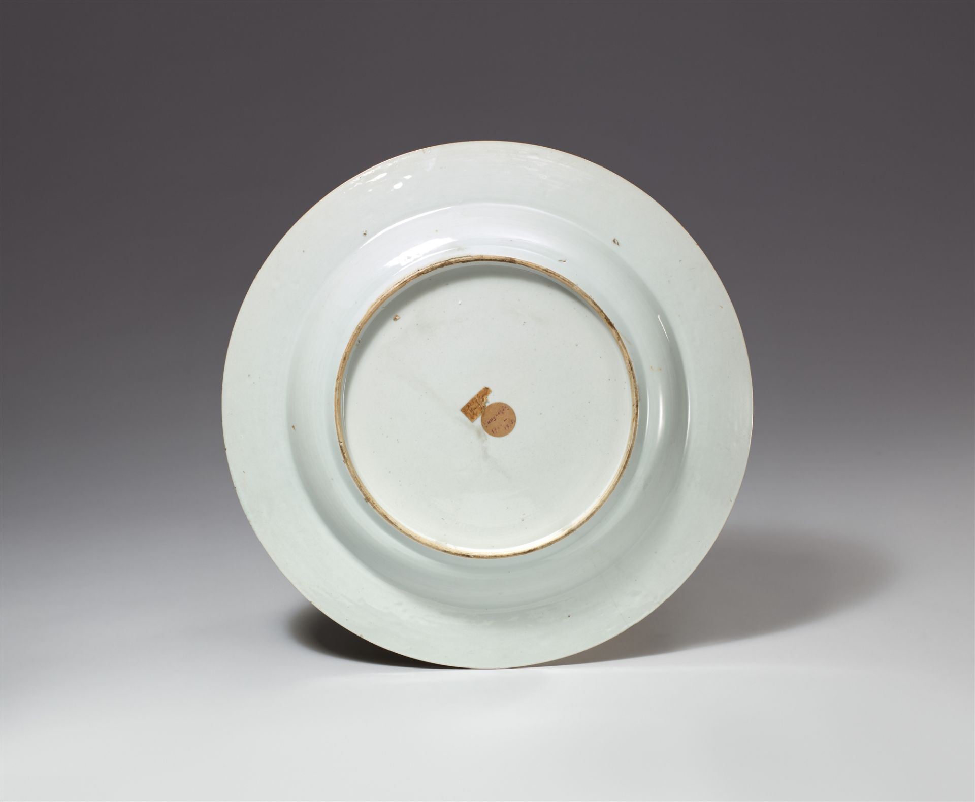 A large iron-red and gilt plate. Kangxi/Yongzheng period (1720-1730) - Image 2 of 2