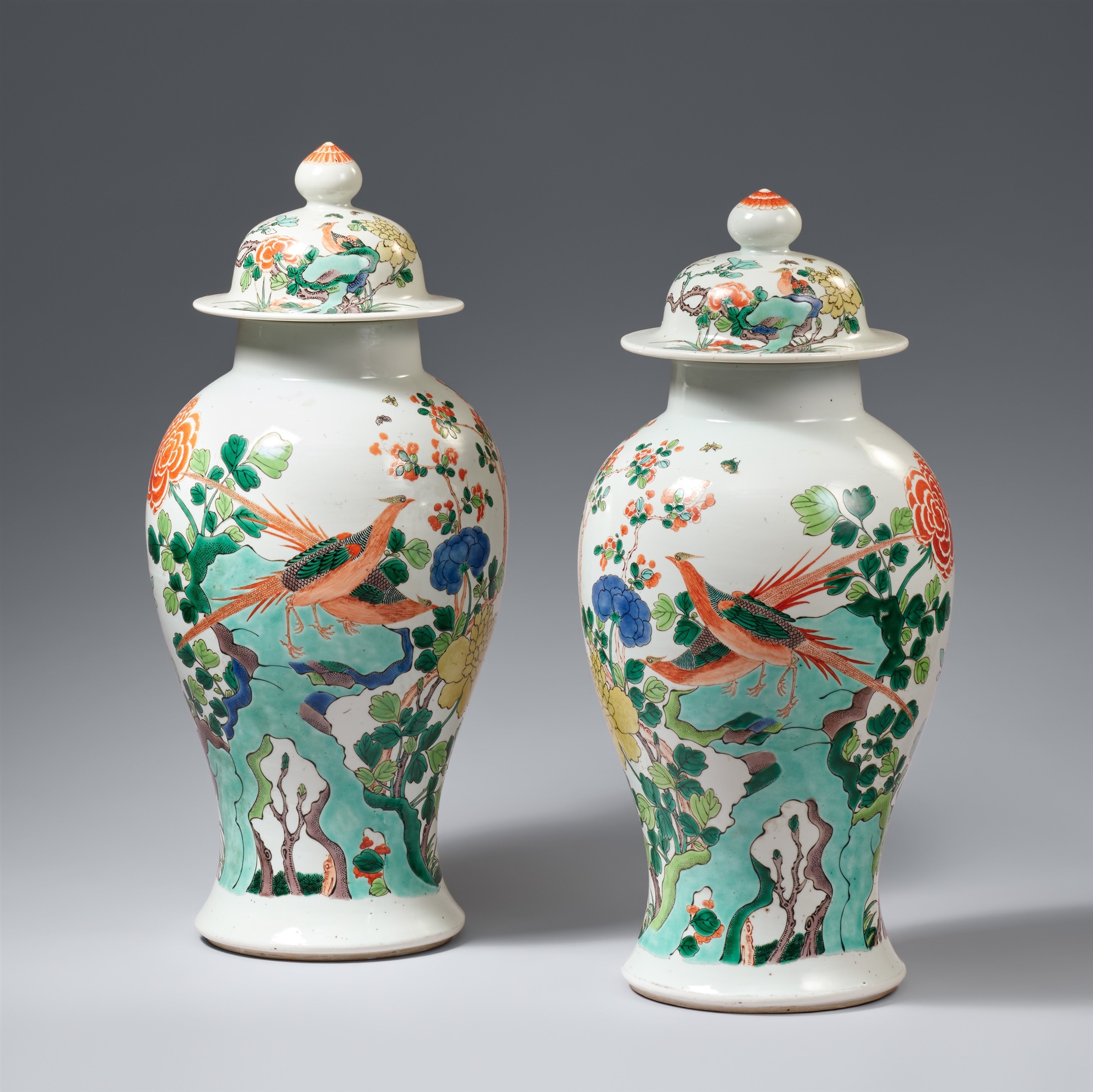 A pair of lidded famille verte baluster vases. Qing dynasty, 19th century