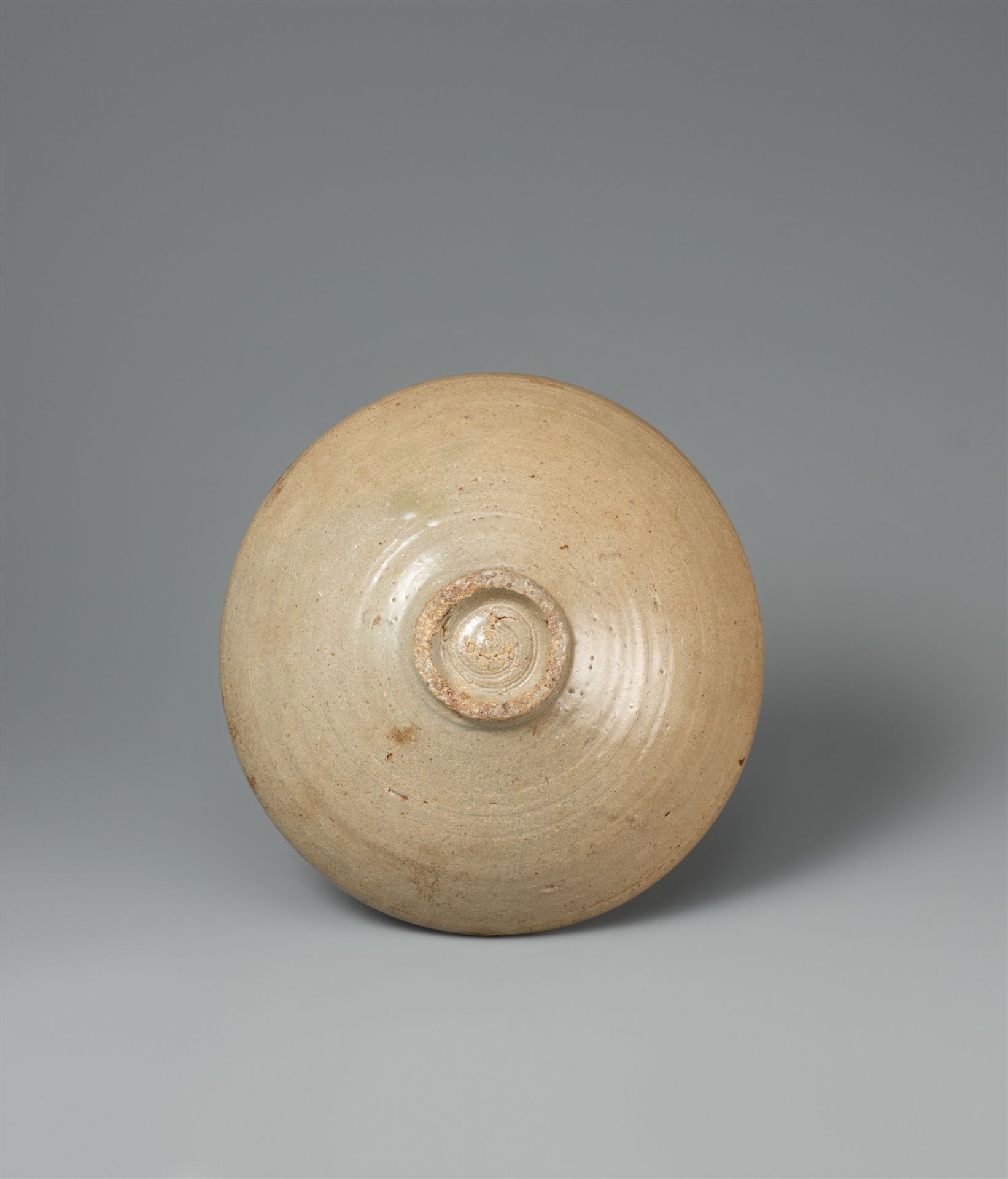 An inlaid celadon bowl. Korea. Goryeo dynasty, 14th century - Image 2 of 2
