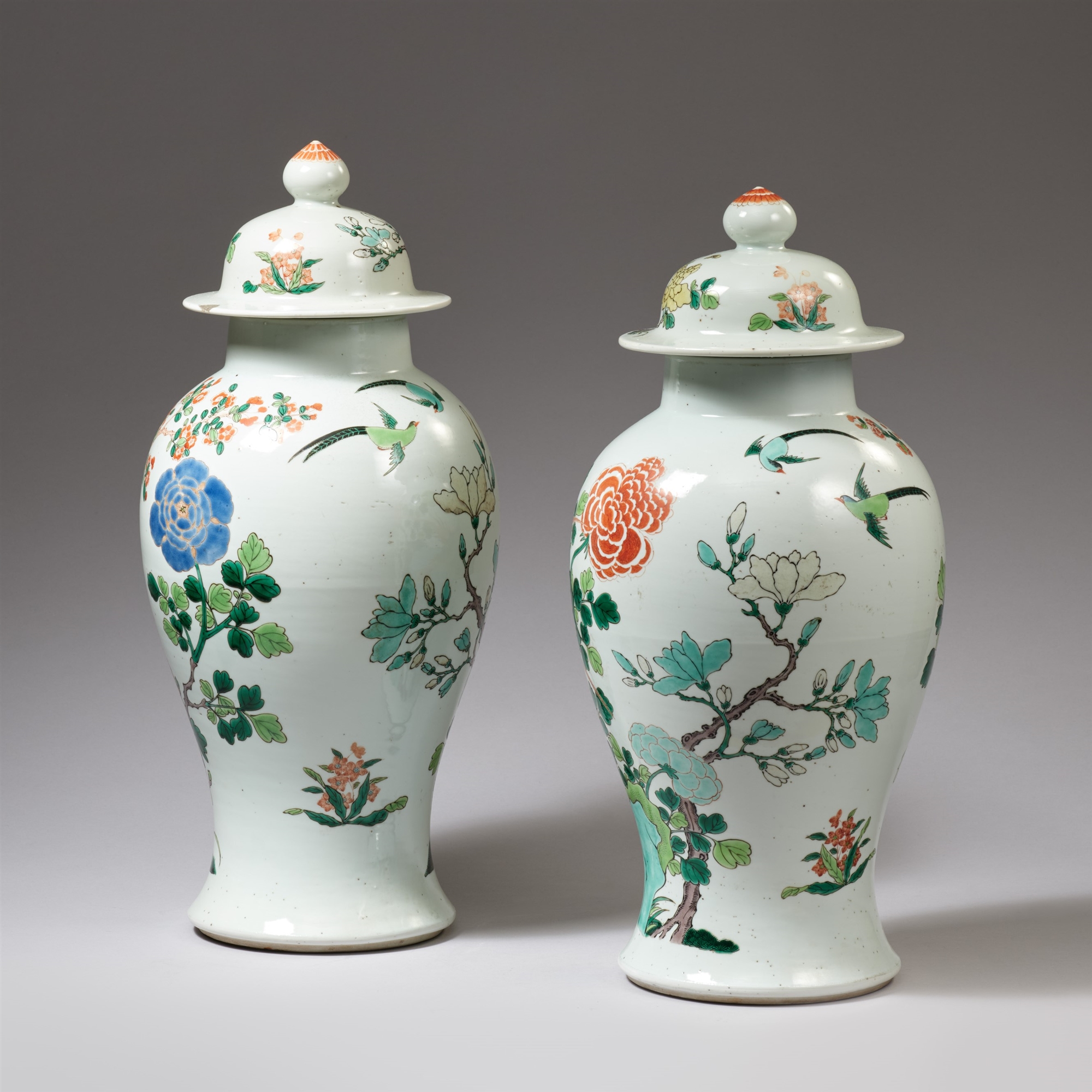 A pair of lidded famille verte baluster vases. Qing dynasty, 19th century - Image 2 of 2