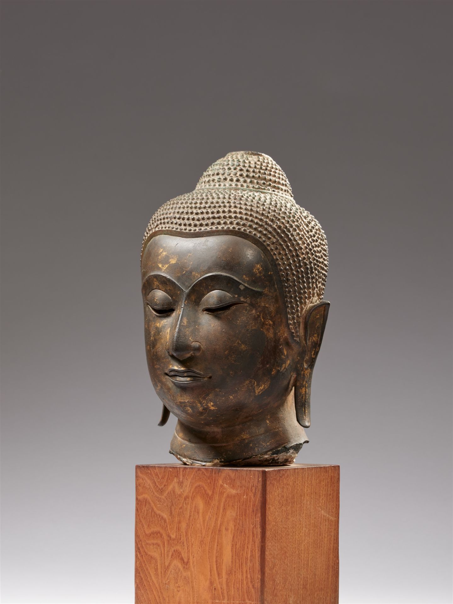Kopf eines Buddha. Bronze. Thailand, Ayutthaya. 15./16. Jh. - Bild 2 aus 3