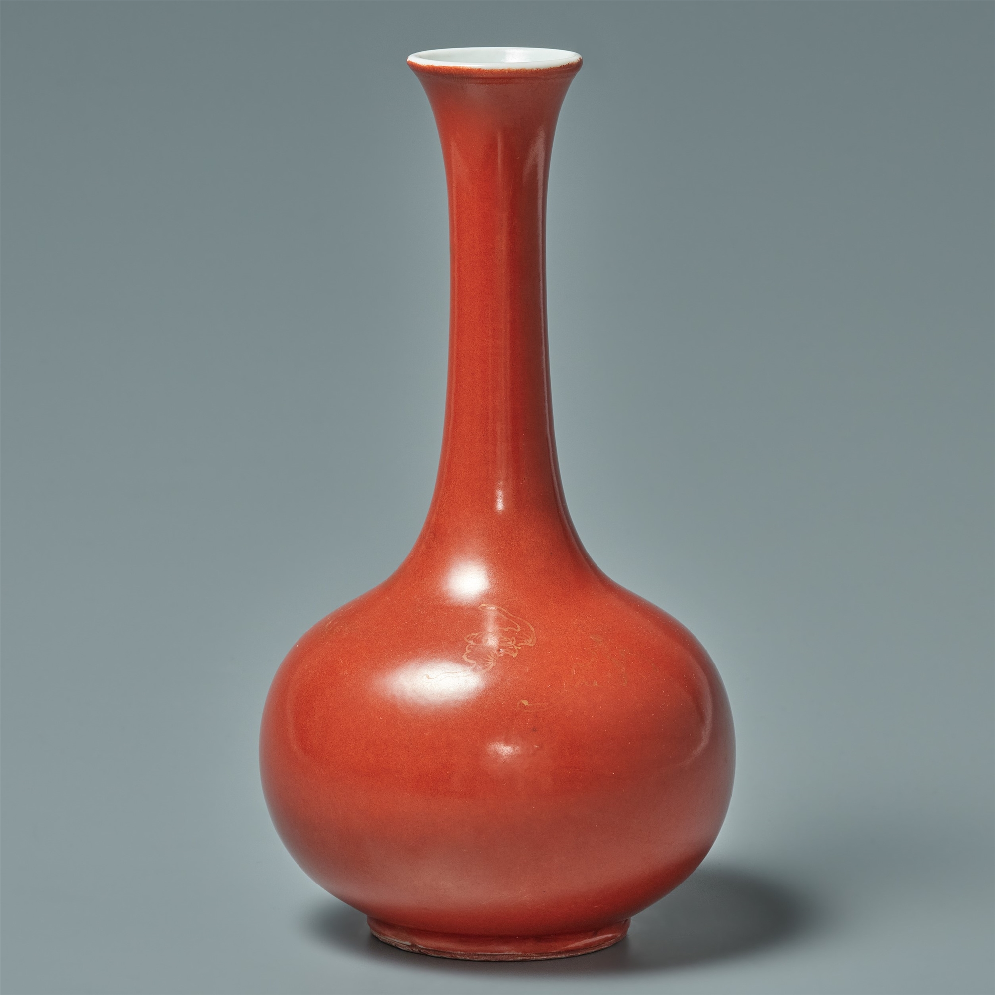 A small coral-glazed and gilt vase. Qing dynasty, 18th century - Image 2 of 2