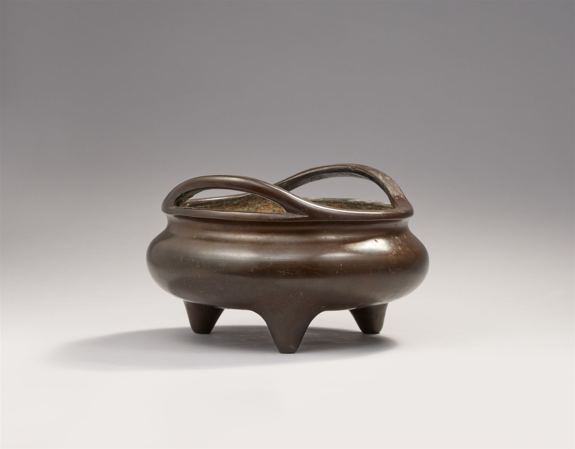 A large bronze incense burner. Qing dynasty - Image 2 of 3