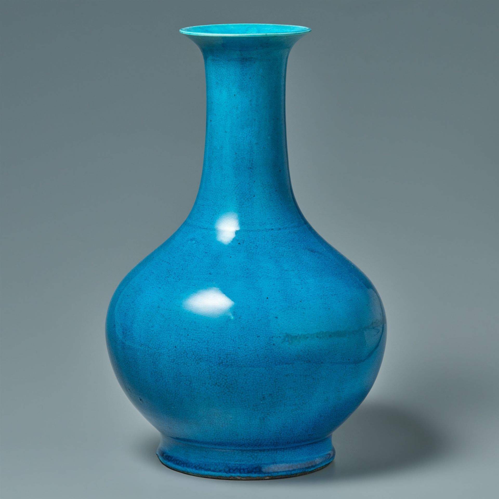 A turquoise-glazed bottle vase. Qing dynasty 18th century - Image 2 of 2