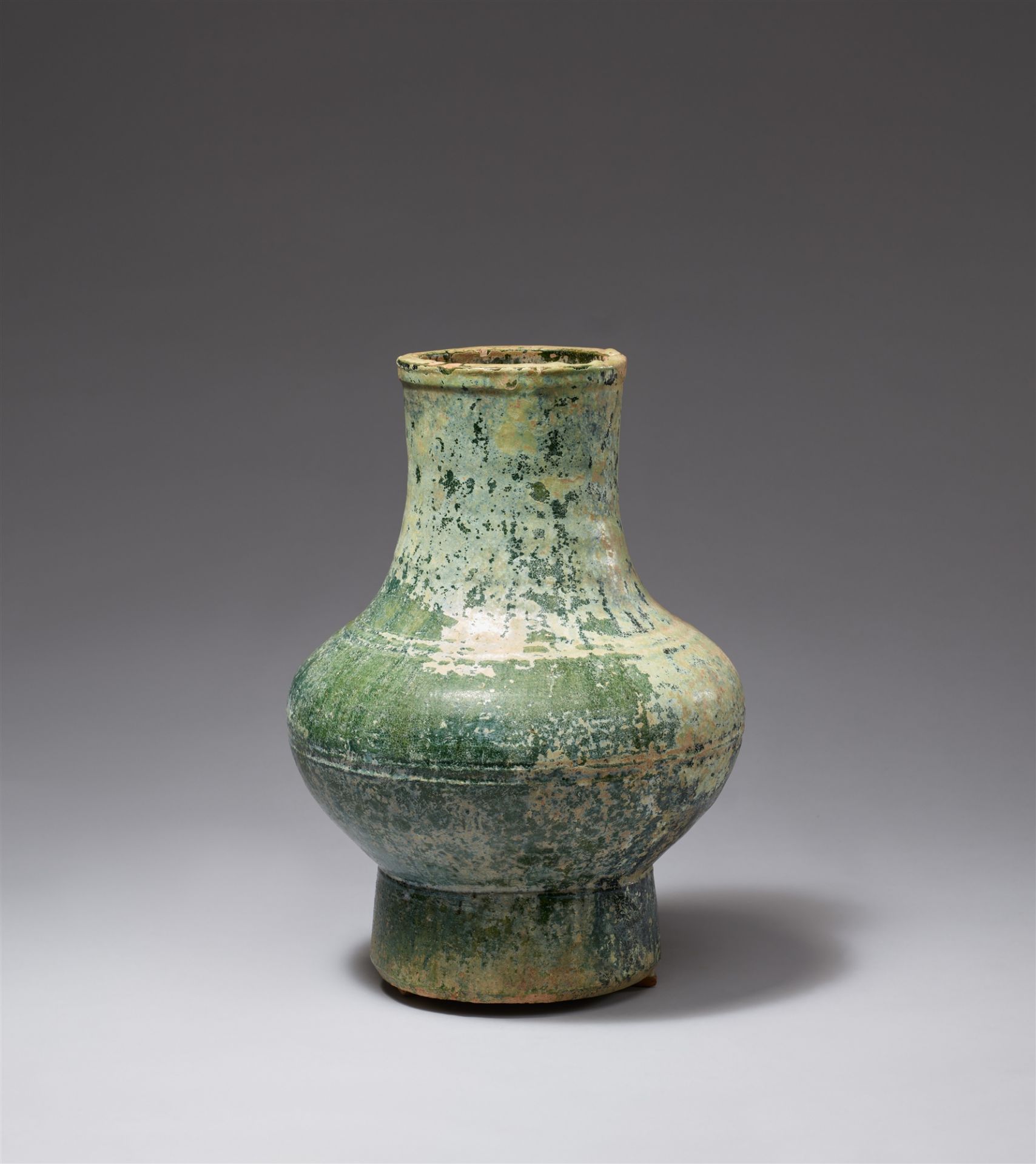 Grünglasierte Hu-Vase, Han-Zeit (206 v. Chr. - 220) - Bild 2 aus 3