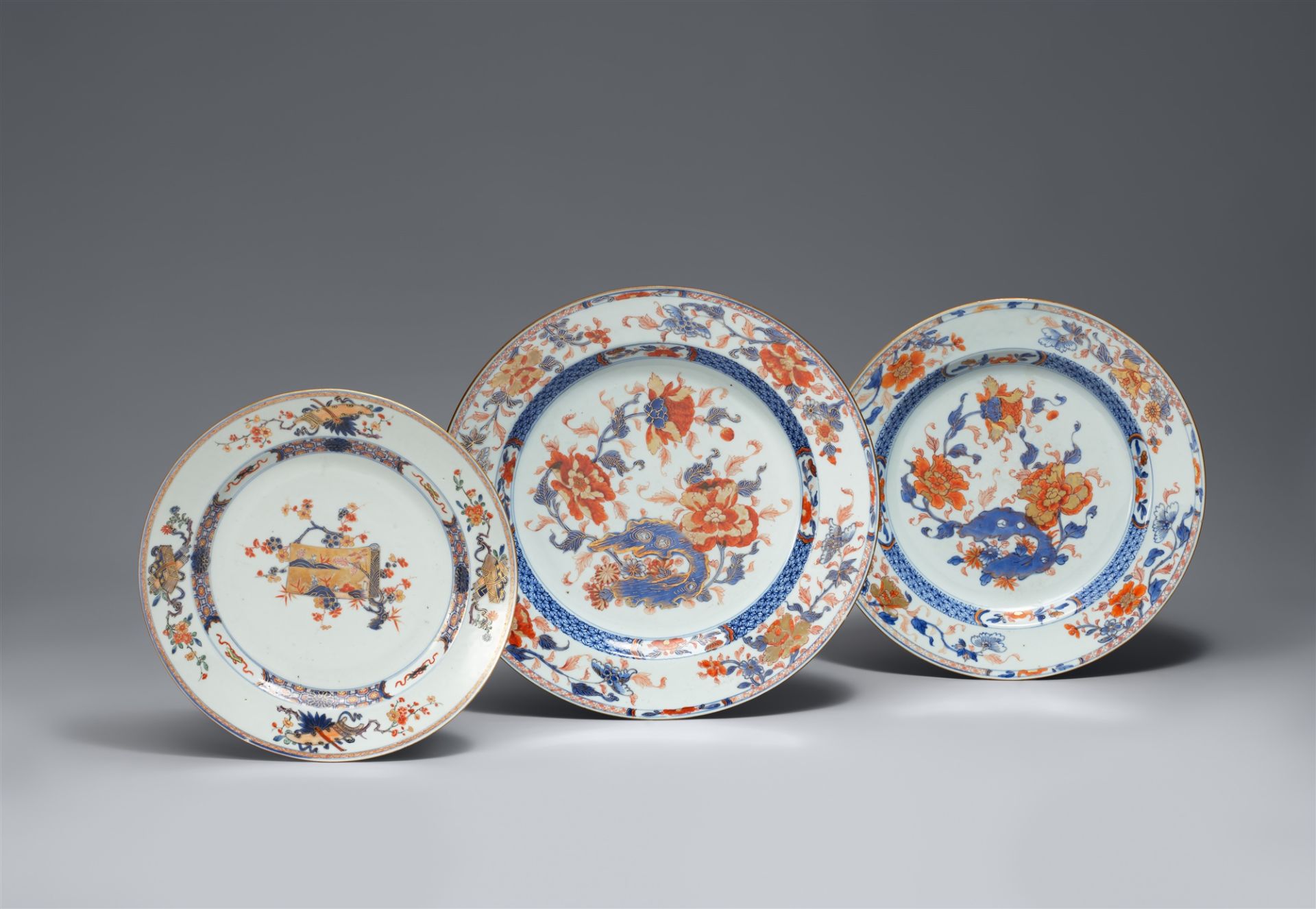 A group of three large Imari export plates. Kangxi/Yongzheng period (1720-1730)