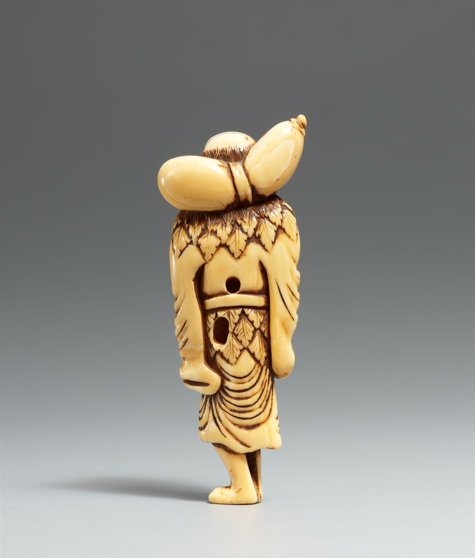 An ivory netsuke of a tall sennin. 18th century - Image 2 of 3