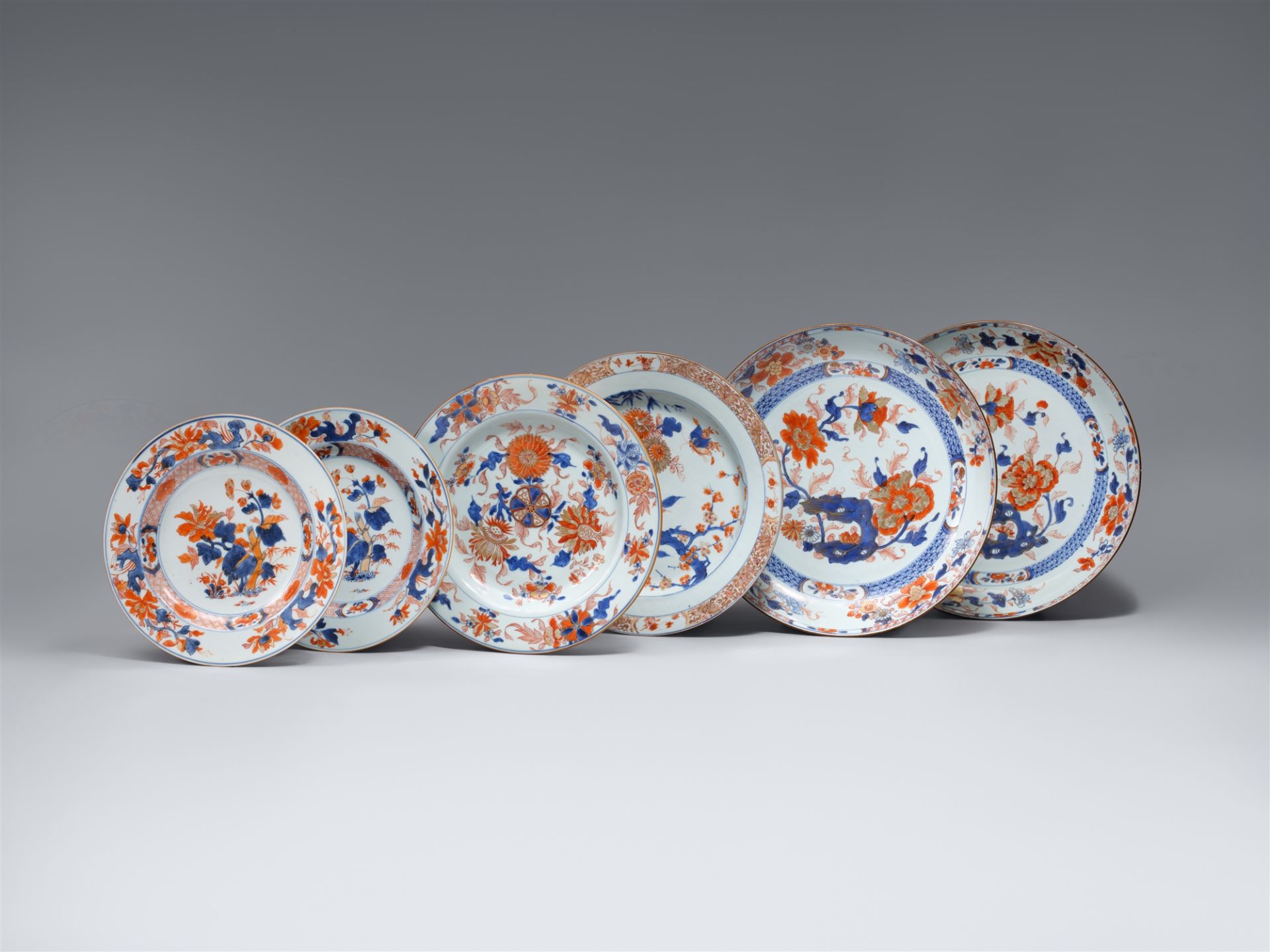 Konvolut von sechs Imari-Schalen und Tellern. Kangxi-/Yongzheng-Ära (1720-1730)