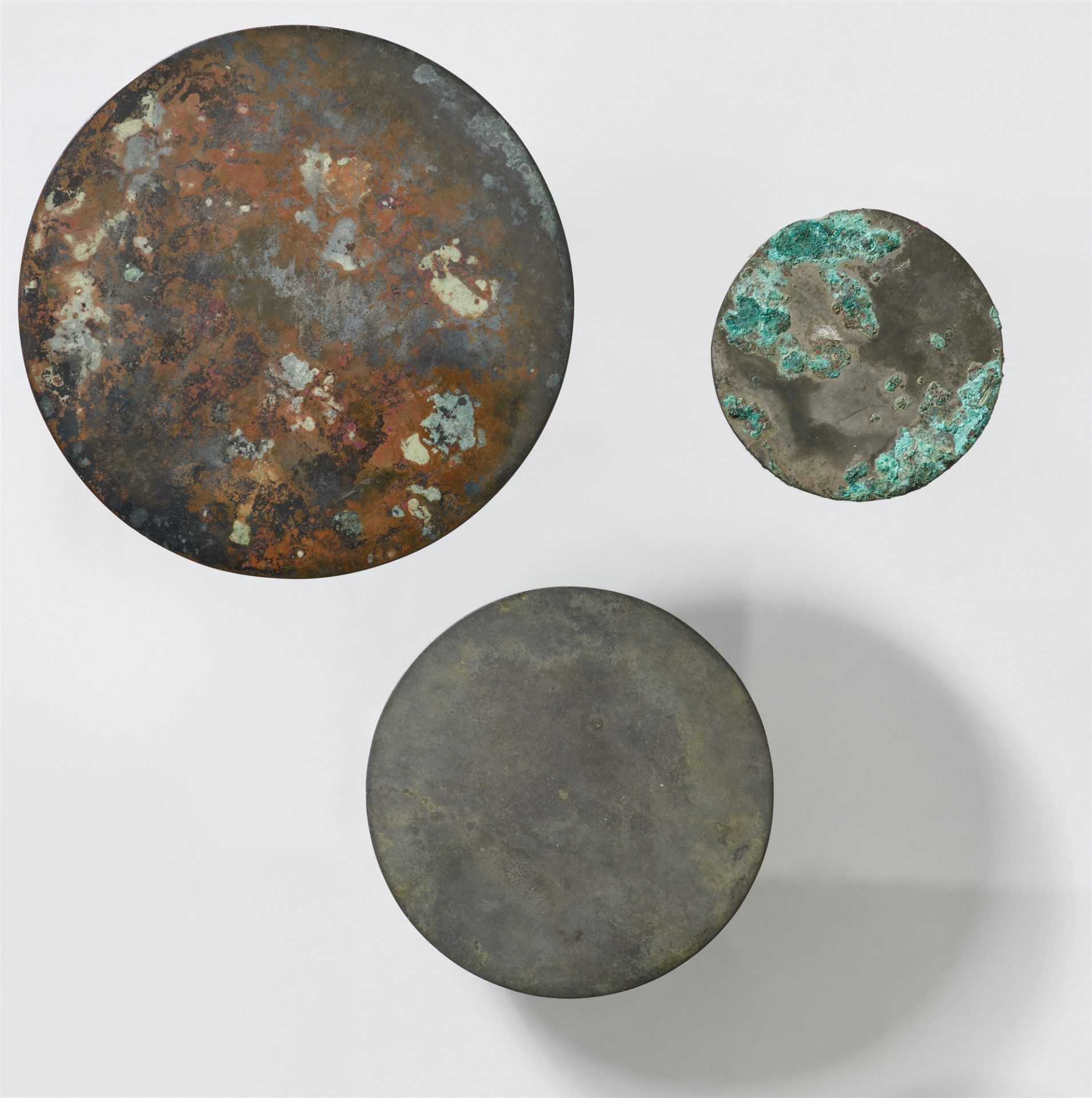 Drei runde Spiegel. Bronze. Westliche Han-Zeit, ca. 1. Jh. v. Chr. - Bild 2 aus 2