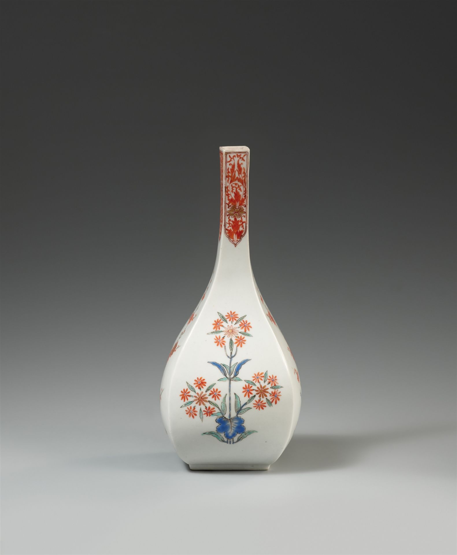 A four-sided Kakiemon bottle. Arita. Ca. 1670-1690 - Image 2 of 2