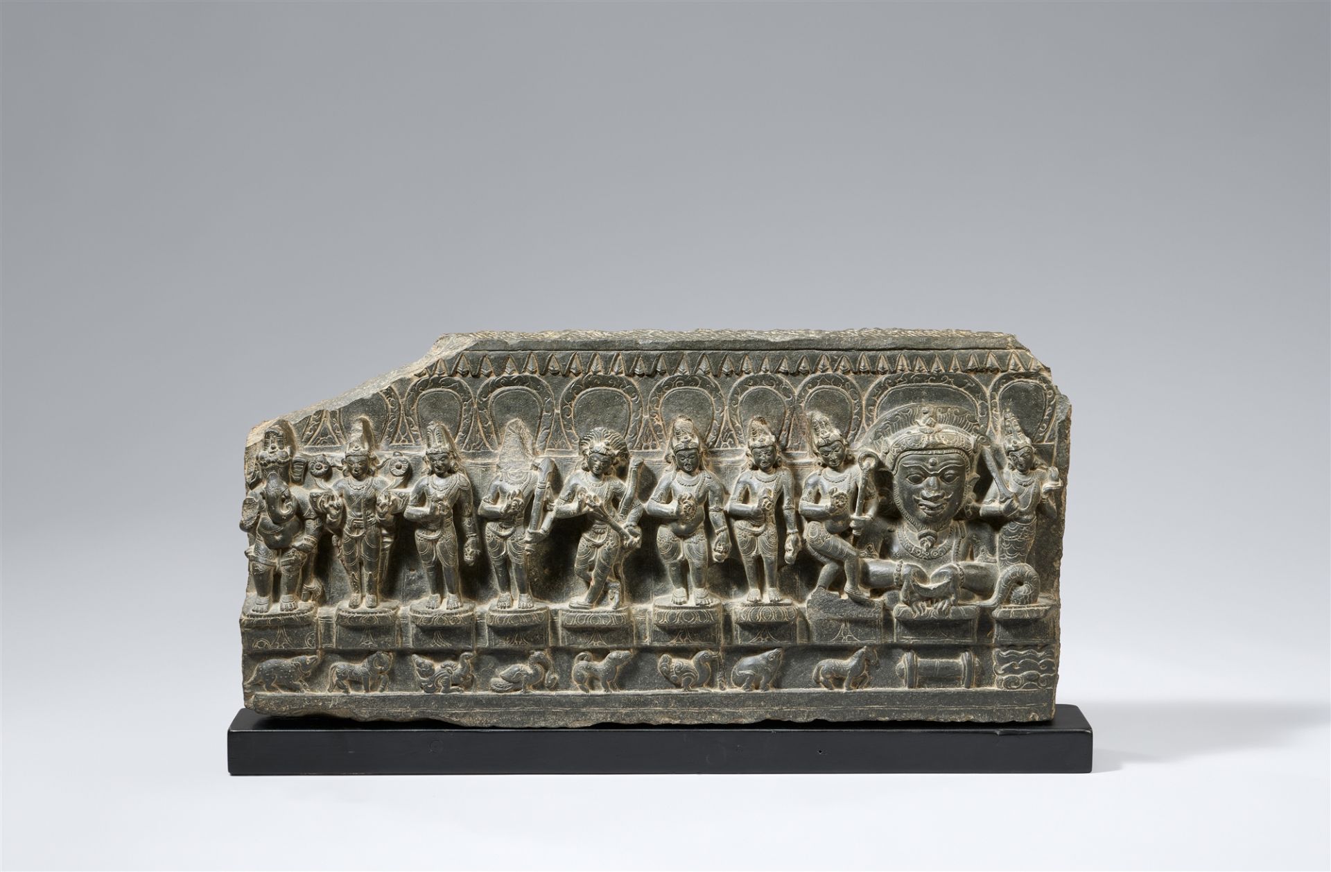 Seltene Stele der Navagraha (Neun Planeten-Gottheiten). Phyllit. Nordost-Indien, Bihar. 11./12. Jh.