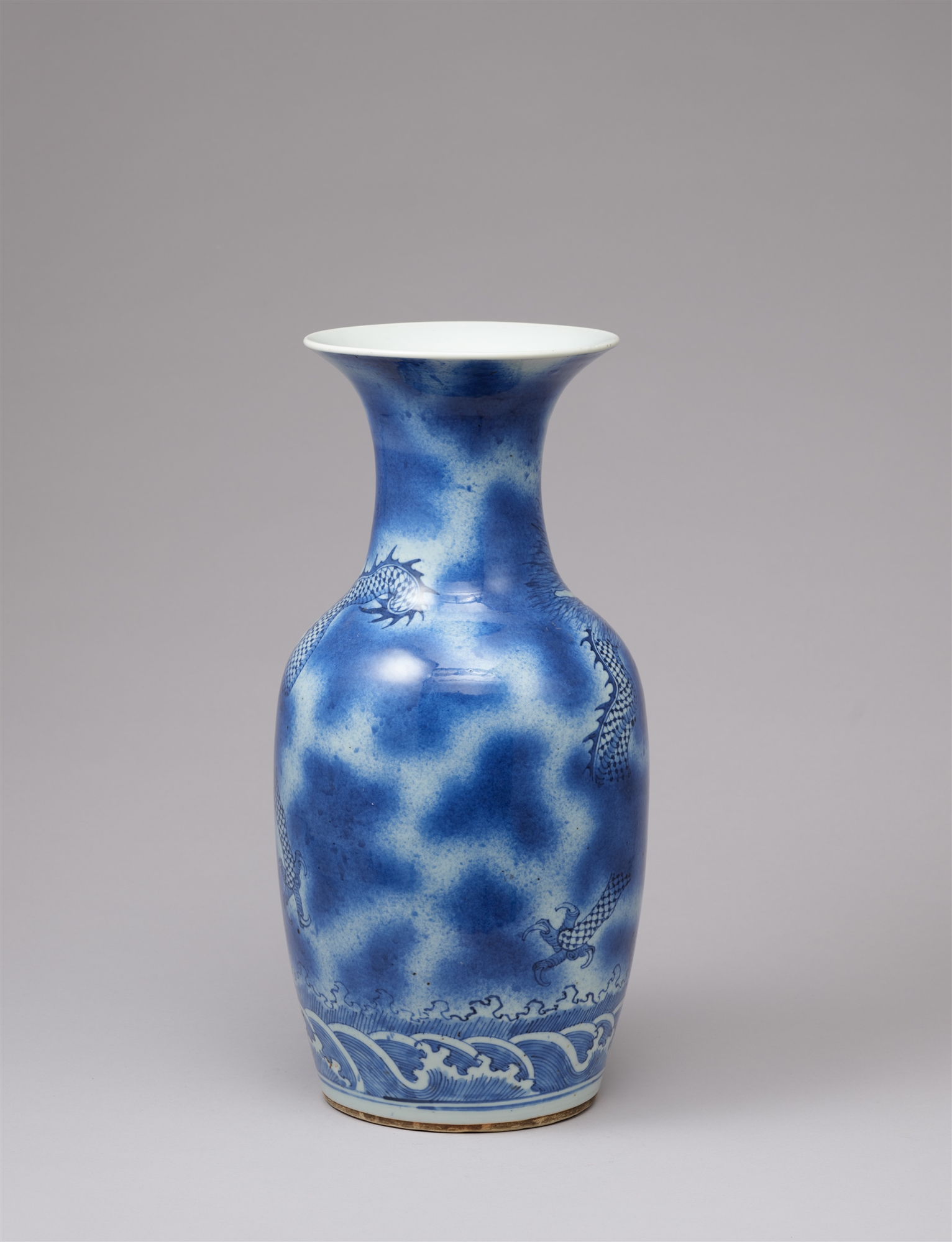 A blue and white dragon vase. Qing dynasty, 19th century - Image 2 of 2