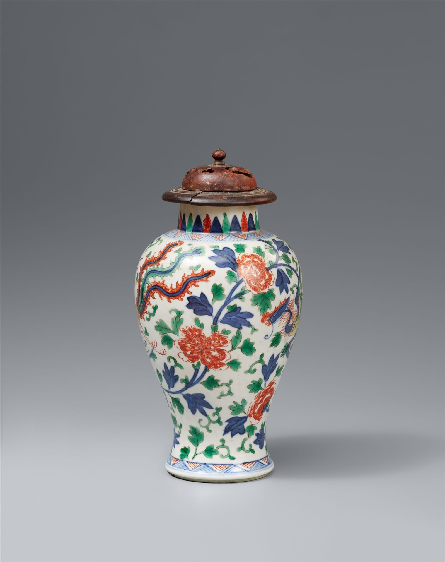 A small wucai baluster vase. Kangxi period (1662-1722) - Image 2 of 2