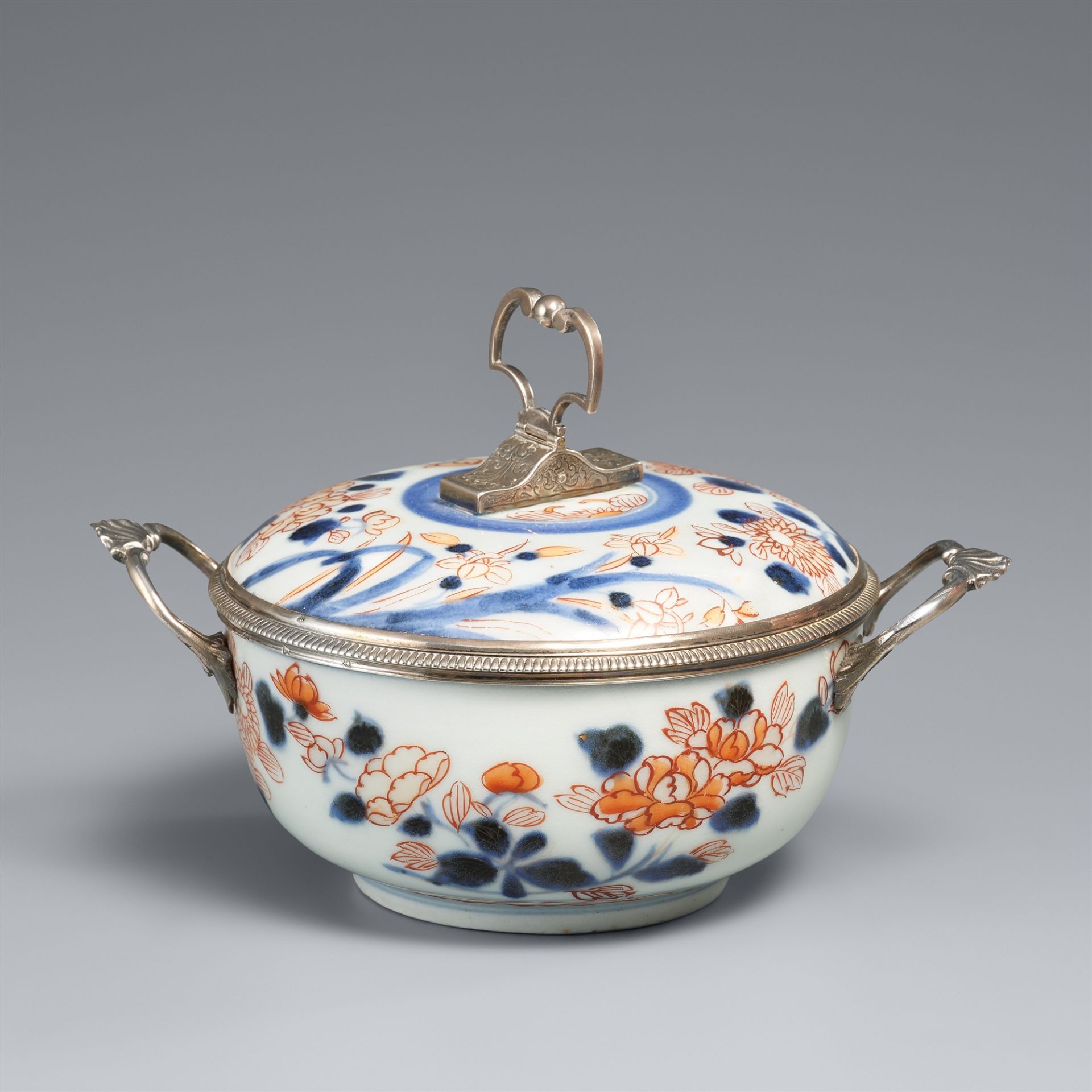 An Imari lidded bowl with French silver mounts. Arita. Around 1680, the mounts Paris, around 1732