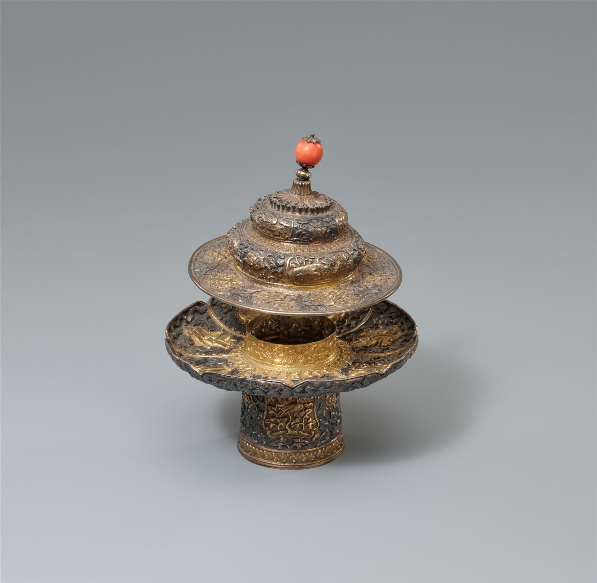 A Tibetan partly-gilt silver stand and lid for a bowl. 18th/19th century - Image 2 of 2