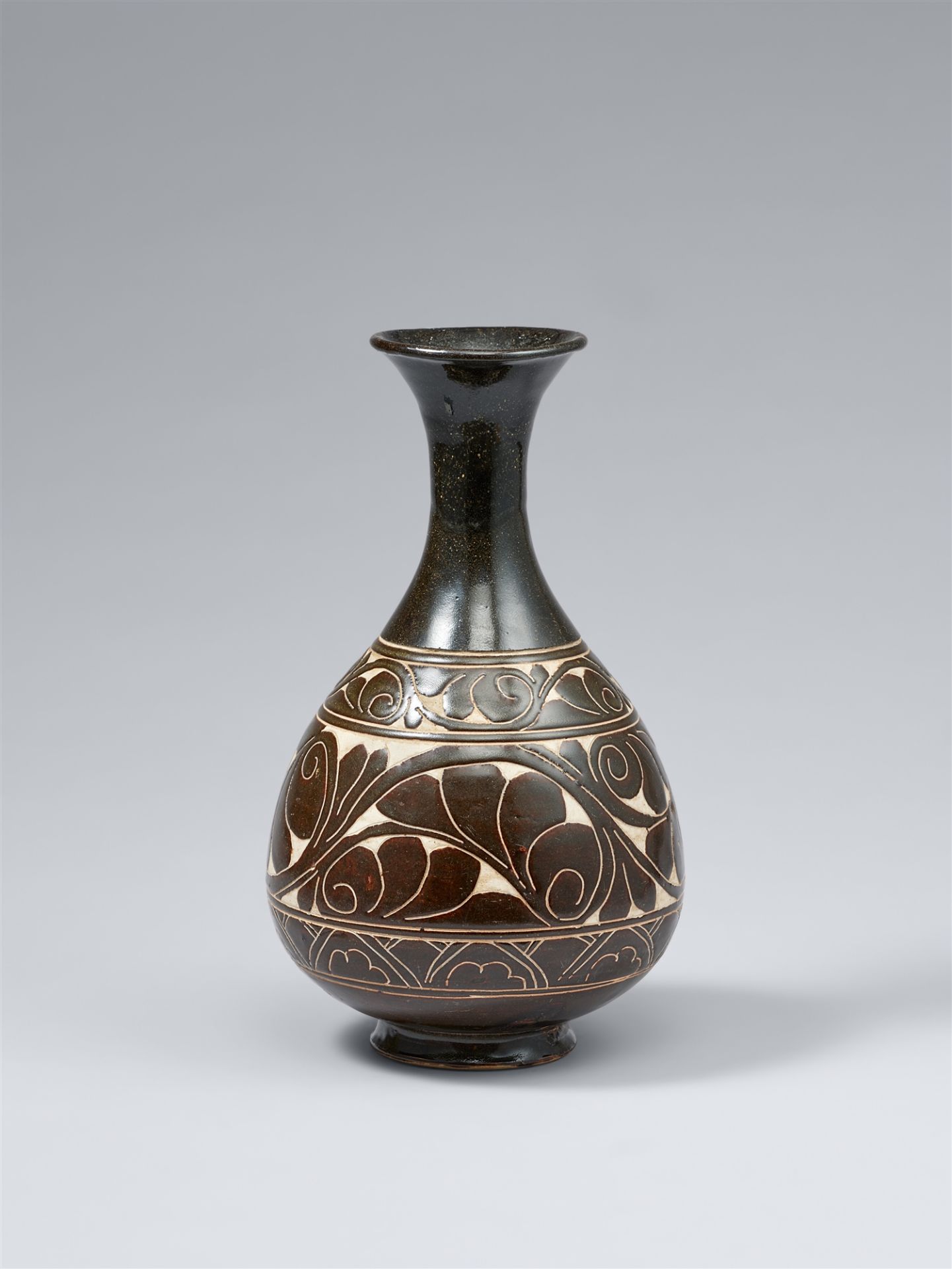 A brown-black glazed Cizhou bottle. Jin/Yuan dynasty, 13th century