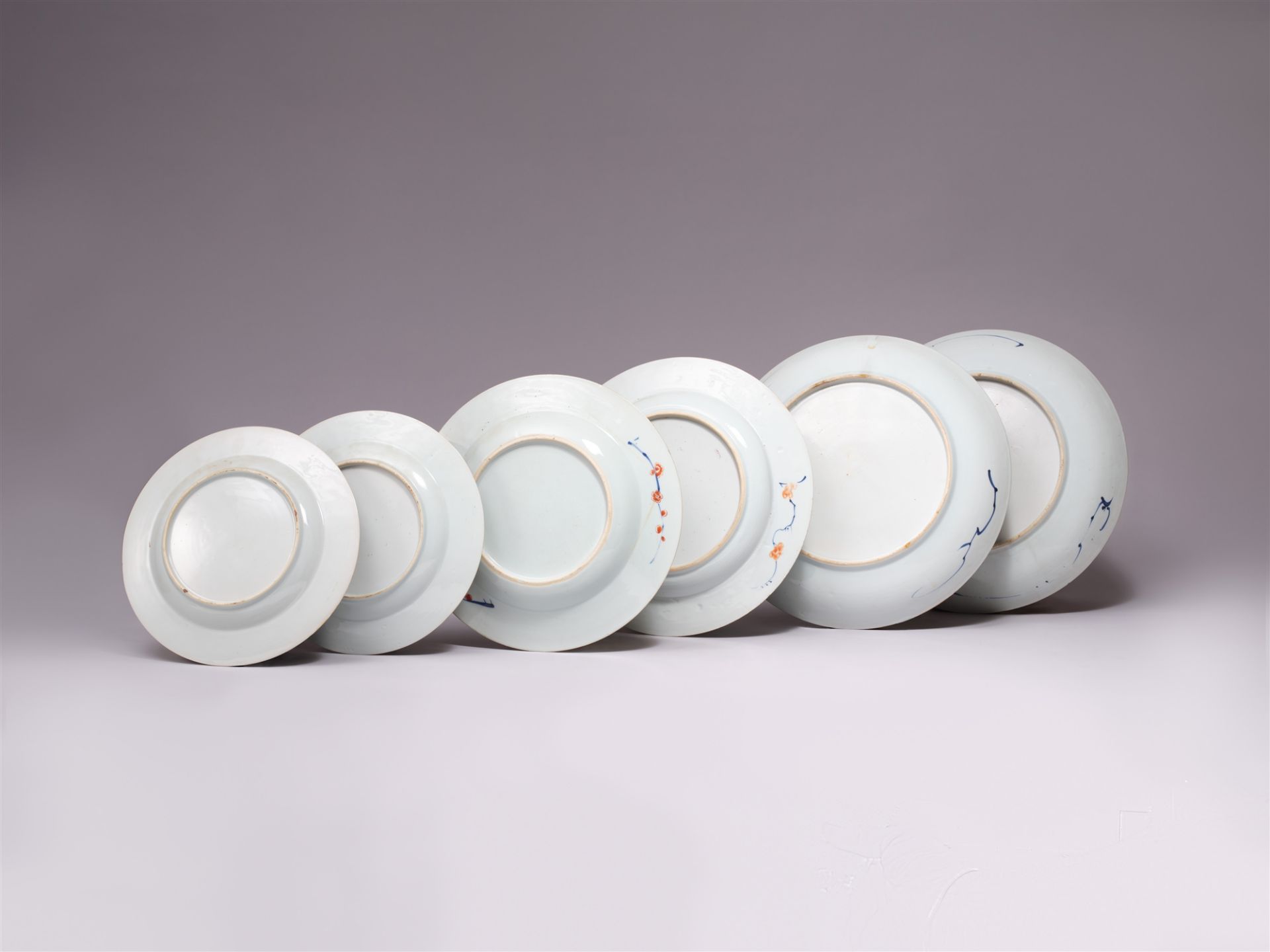 A group of Imari chargers and plates. Kangxi/Yongzheng period (1720-1730) - Image 2 of 2