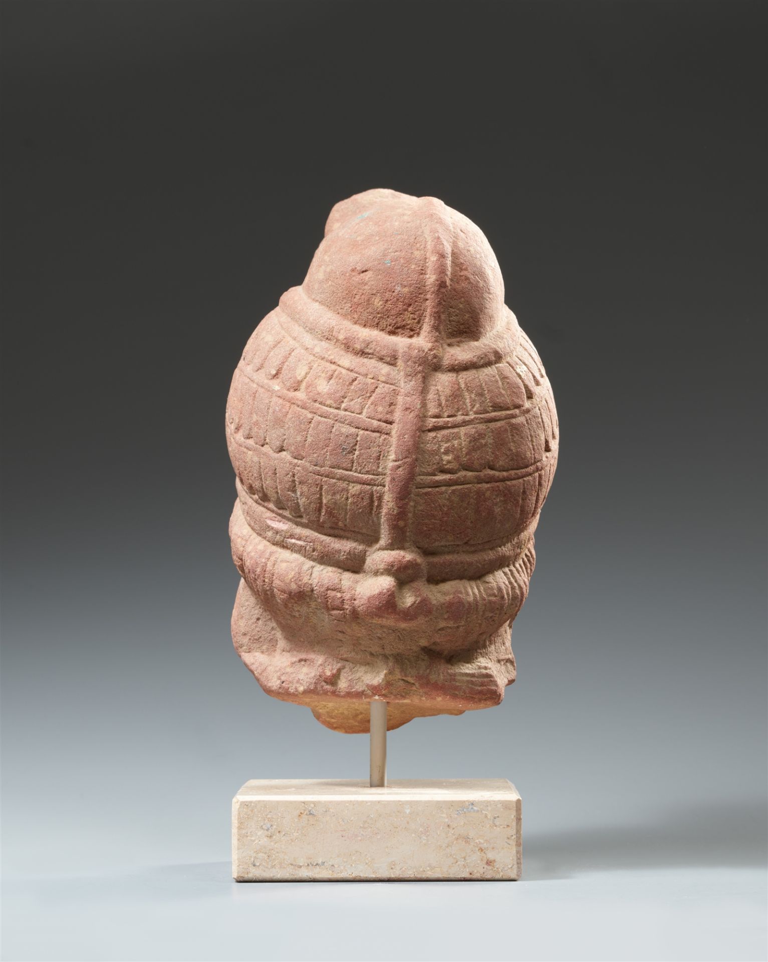 Kopf eines bodhisattva. Rosafarbener Sandstein. Nord-Indien, Kuschan-Reich, Mathura. Ca. 2. Jh. - Bild 2 aus 2